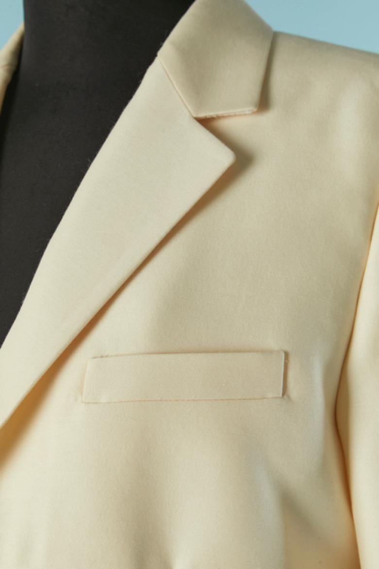 Veste ivoire à simple boutonnage. Composition du tissu : 84% laine, 16% soie. Doublure en soie.
Pad d'épaule. Bouton et boutonnière marqués sur le milieu du devant et sur les poignets. Poche sur les deux côtés. 
TAILLE 40 (Fr) 8 (US) 
Nouveau avec