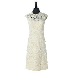 Robe guipure ivoire sans manches avec ornements en strass des années 1960