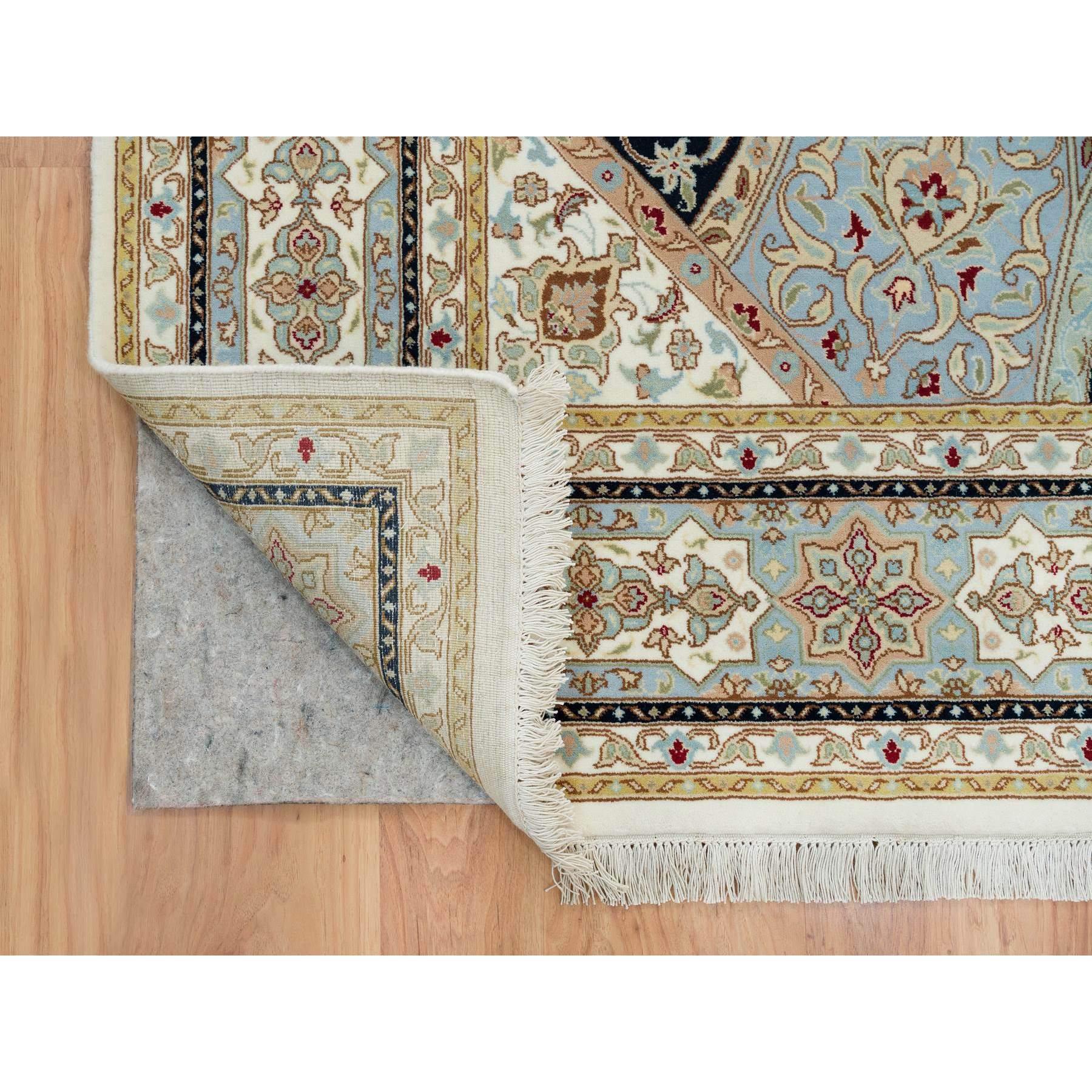 Elfenbeinfarbener handgeknüpfter Nain-Teppich aus weicher Wolle mit Gumbad-Design 250 KPSI 8'0