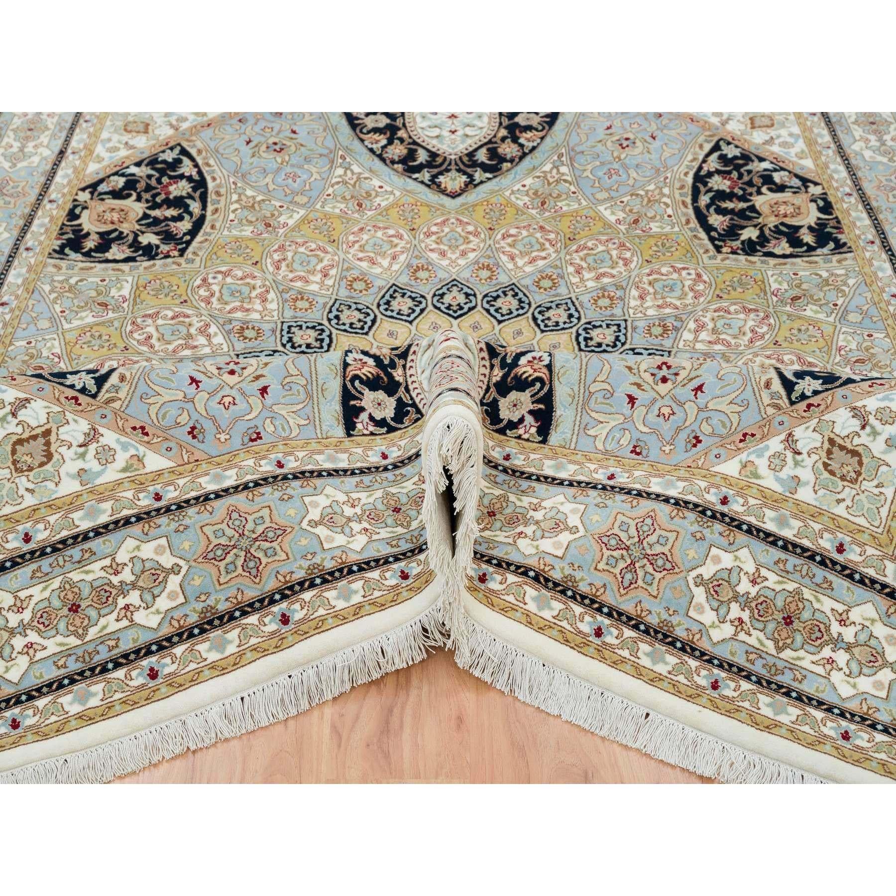 Elfenbeinfarbener handgeknüpfter Nain-Teppich aus weicher Wolle mit Gumbad-Design 250 KPSI 8'0
