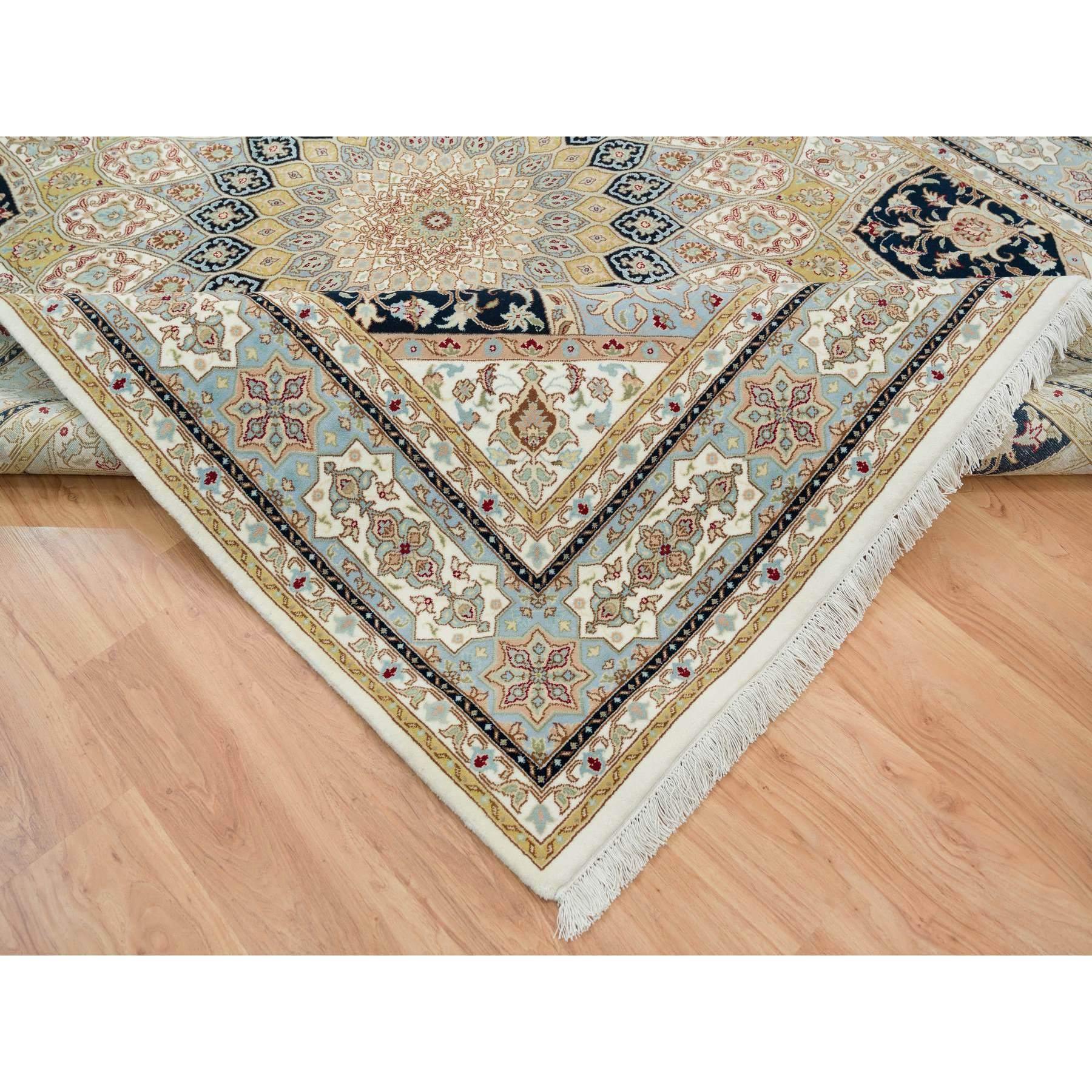 Elfenbeinfarbener handgeknüpfter Nain-Teppich aus weicher Wolle mit Gumbad-Design 250 KPSI 8'0