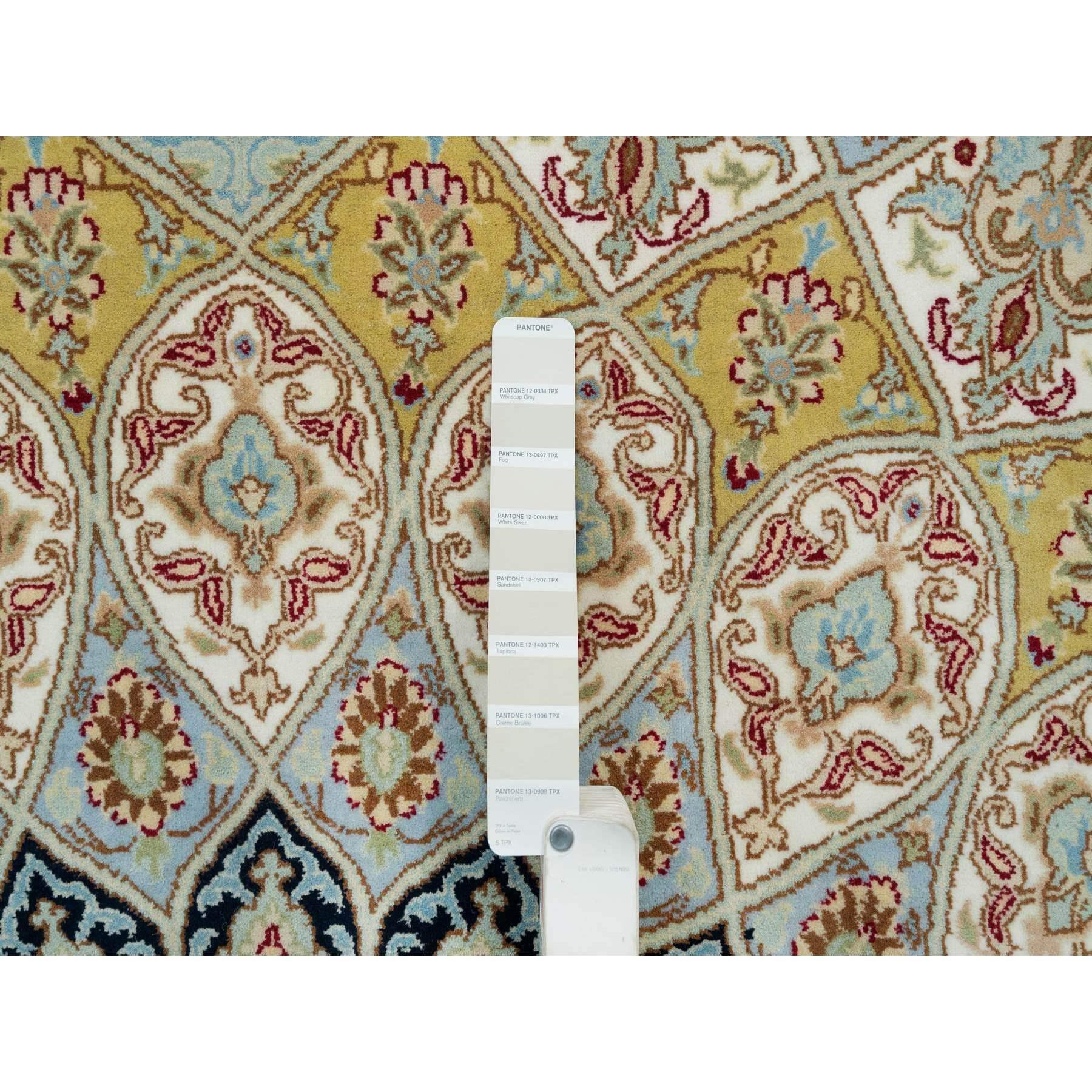 Elfenbeinfarbener handgeknüpfter Nain-Teppich aus weicher Wolle mit Gumbad-Design 250 KPSI 8'0