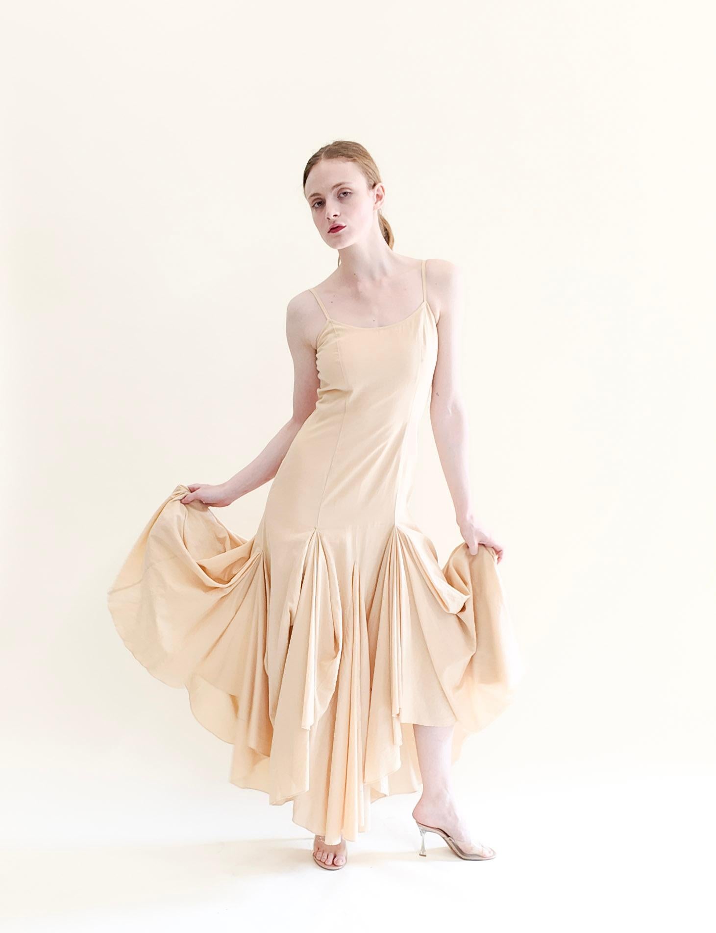 Eleva il tuo look primaverile/estivo con il nostro abito avorio con spalline e arricciature. Progettato pensando alla funzionalità e allo stile, questo maxi abito in una perfetta tonalità neutra è un'aggiunta versatile a qualsiasi guardaroba. La sua