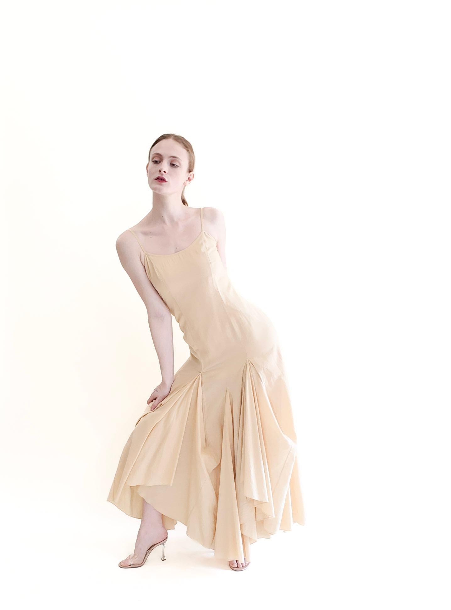 Beige Maxi abito avorio con cinturino a spaghetti e arricciatura in vendita