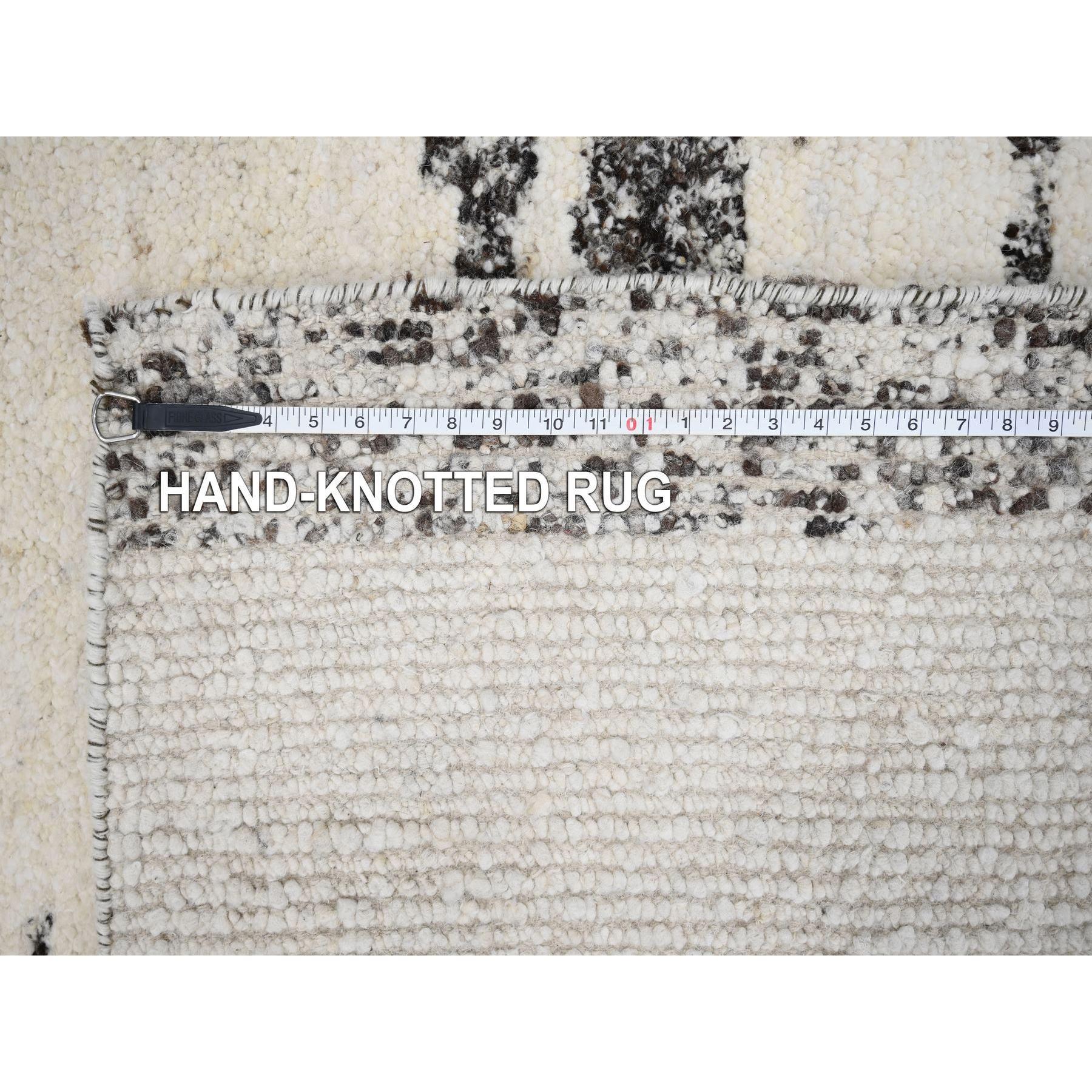 Handgeknüpfter übergroßer orientalischer Teppich aus unbefärbter Wolle in Elfenbein mit Striae-Design 12' x 17'9
