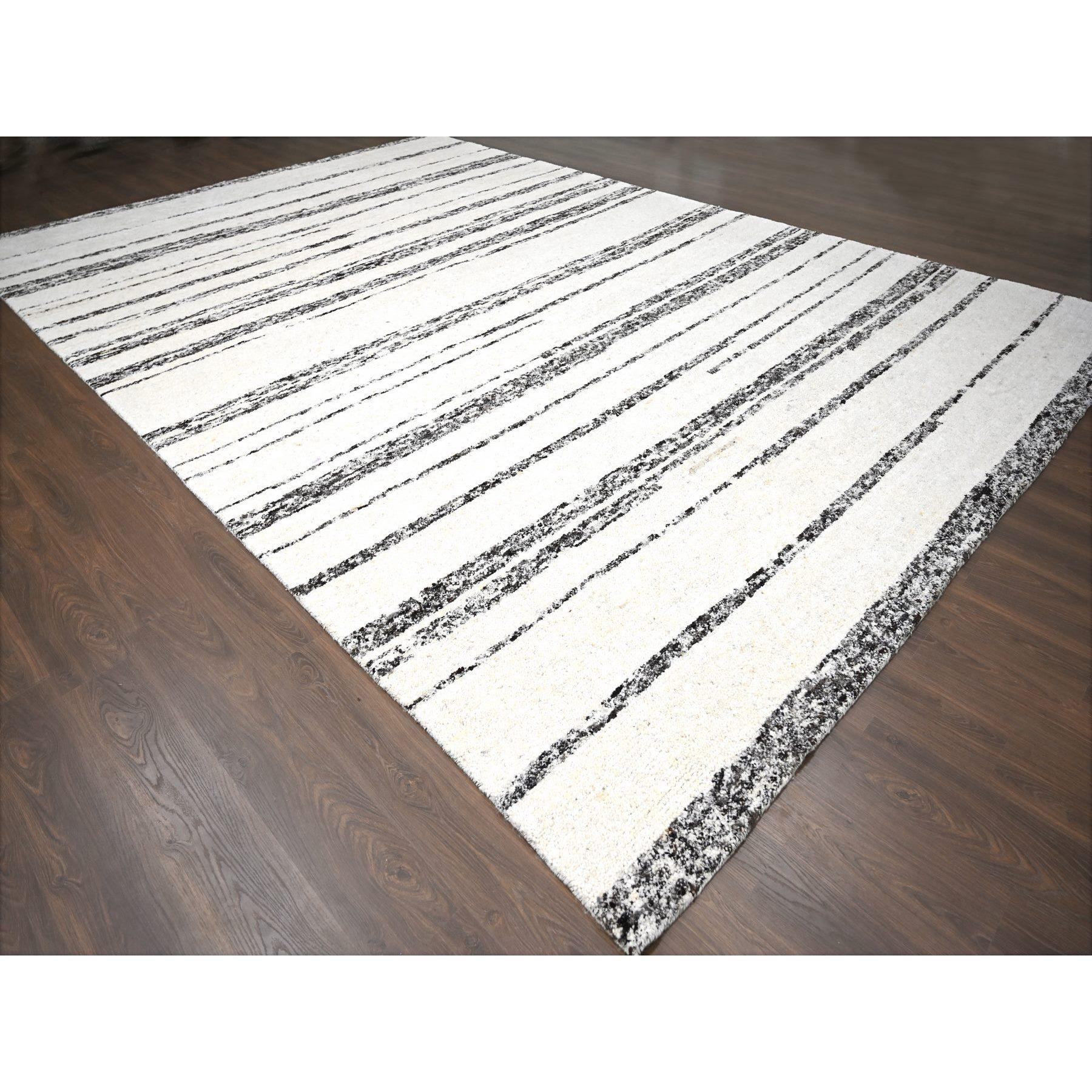 Handgeknüpfter übergroßer orientalischer Teppich aus unbefärbter Wolle in Elfenbein mit Striae-Design 12' x 17'9