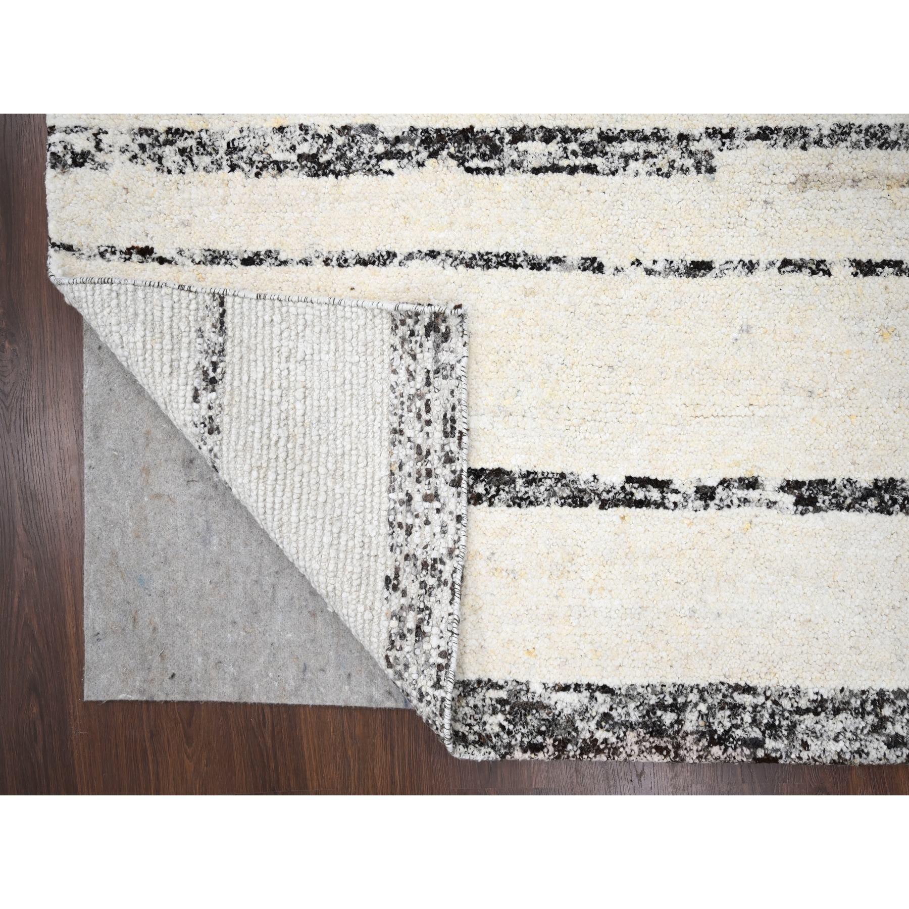 Handgeknüpfter übergroßer orientalischer Teppich aus unbefärbter Wolle in Elfenbein mit Striae-Design 12' x 17'9