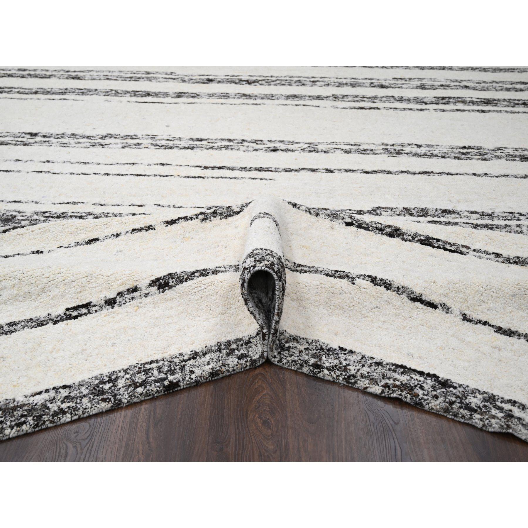 Handgeknüpfter übergroßer orientalischer Teppich aus unbefärbter Wolle in Elfenbein mit Striae-Design 12' x 17'9