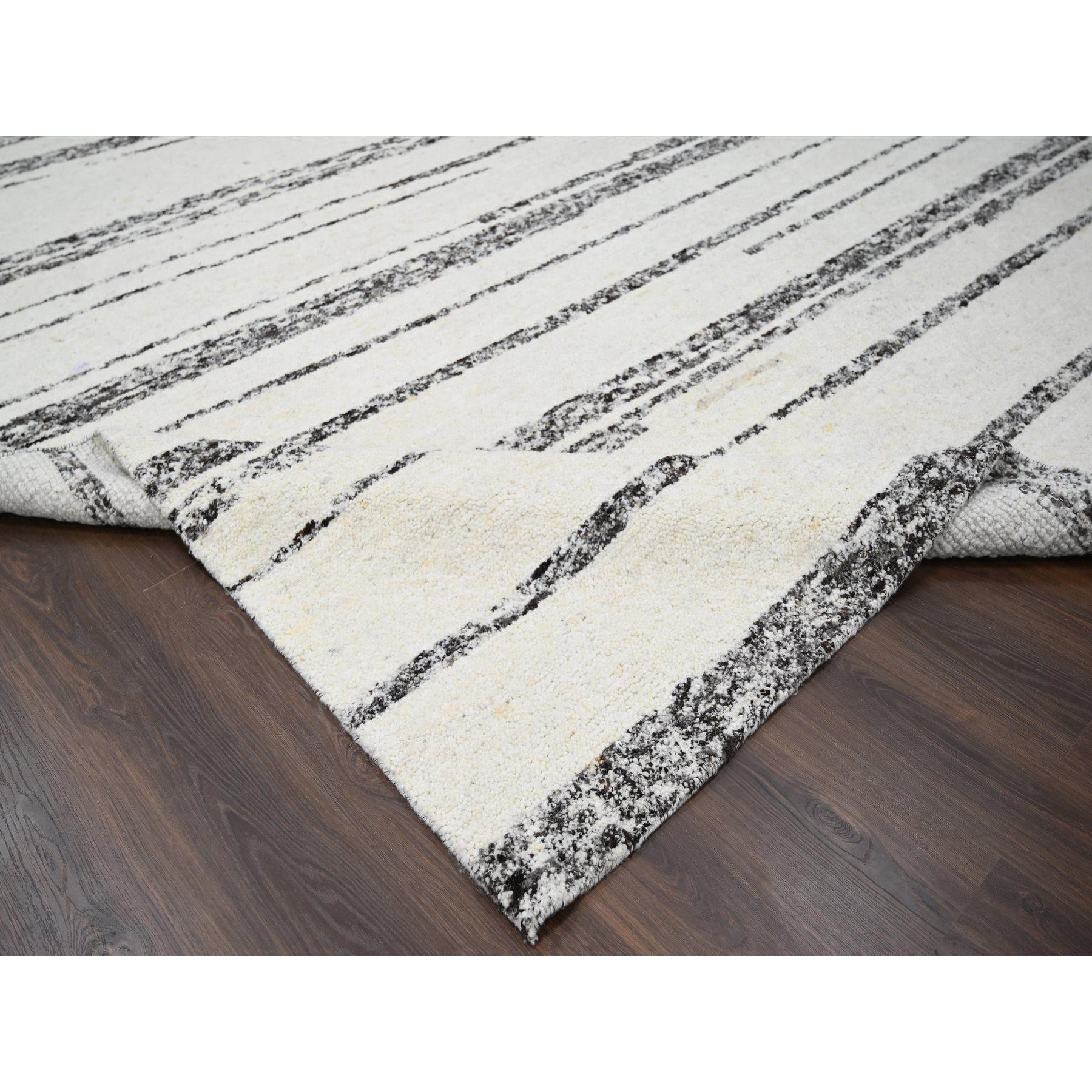 Handgeknüpfter übergroßer orientalischer Teppich aus unbefärbter Wolle in Elfenbein mit Striae-Design 12' x 17'9