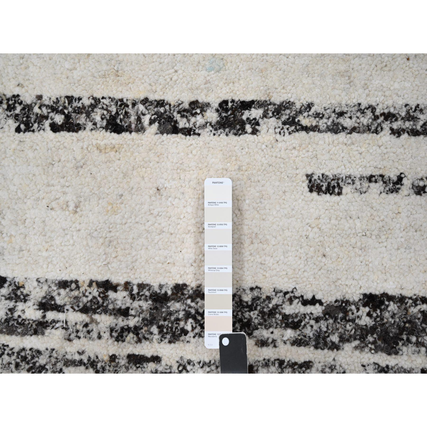 Handgeknüpfter übergroßer orientalischer Teppich aus unbefärbter Wolle in Elfenbein mit Striae-Design 12' x 17'9