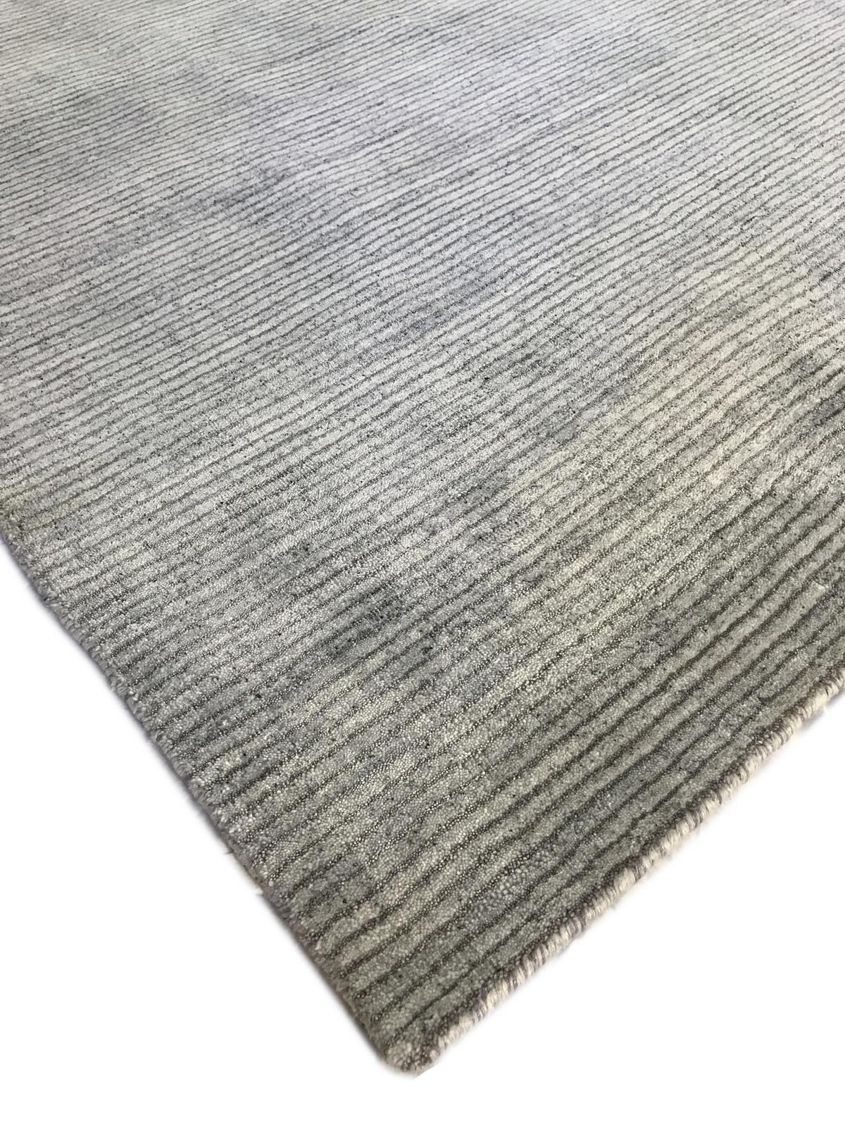 Elfenbeinfarbener Wollteppich mit Streifen (Indisch) im Angebot