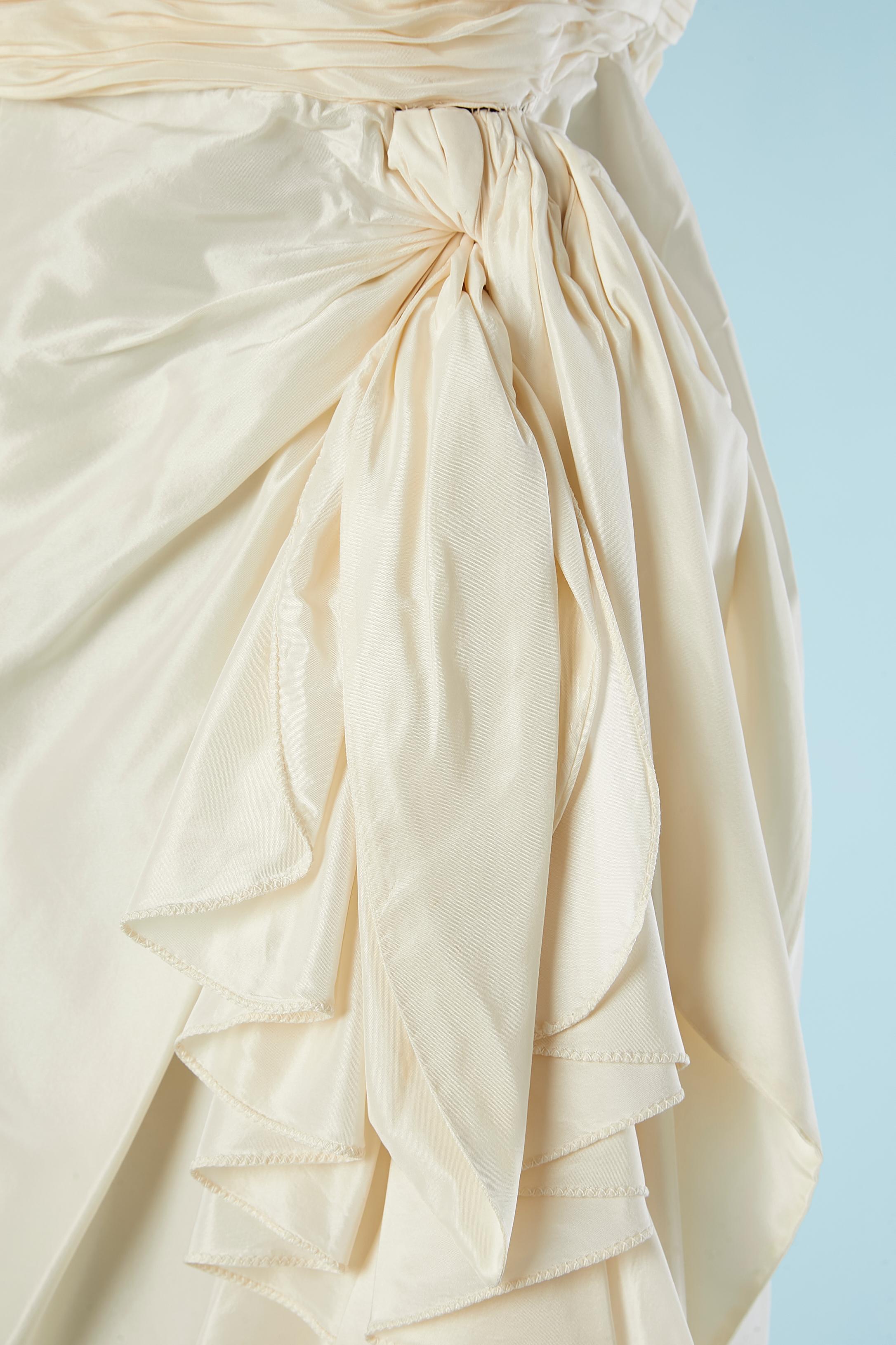 Elfenbeinfarbenes Abendkleid aus Taft mit Rüschen und drapierter Büste Nina Ricci Paris  (Beige) im Angebot
