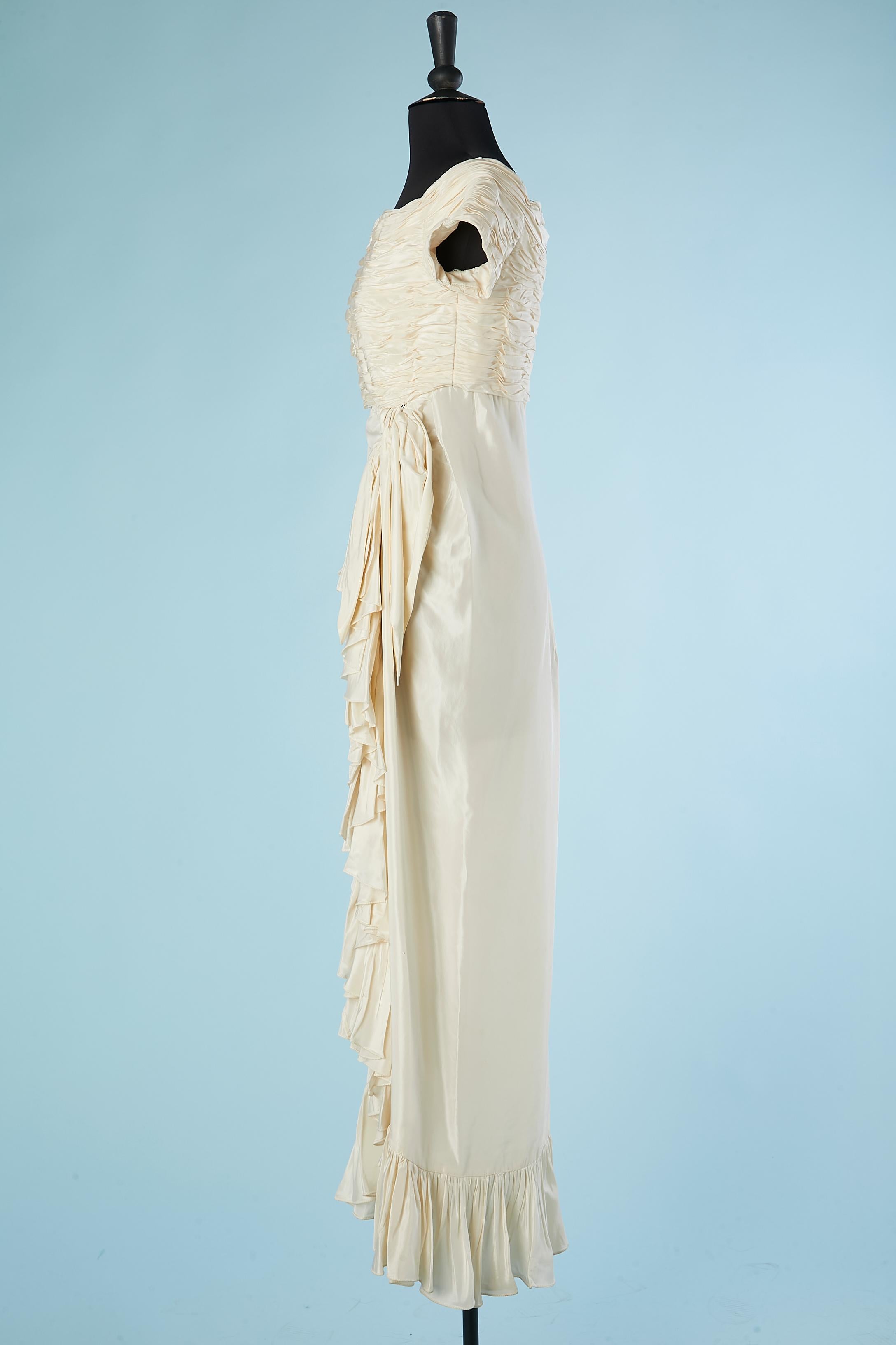 Elfenbeinfarbenes Abendkleid aus Taft mit Rüschen und drapierter Büste Nina Ricci Paris  Damen im Angebot