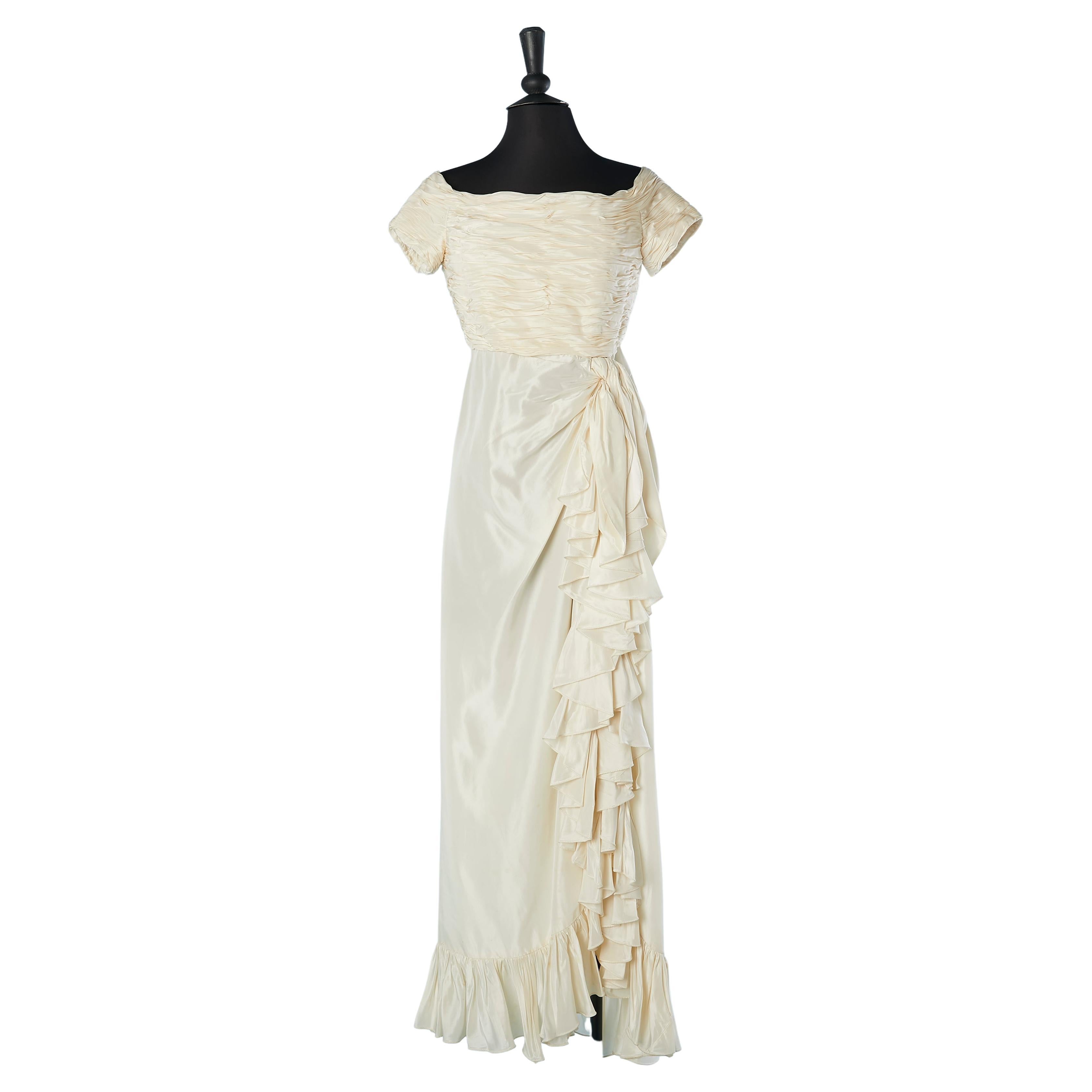 Elfenbeinfarbenes Abendkleid aus Taft mit Rüschen und drapierter Büste Nina Ricci Paris  im Angebot