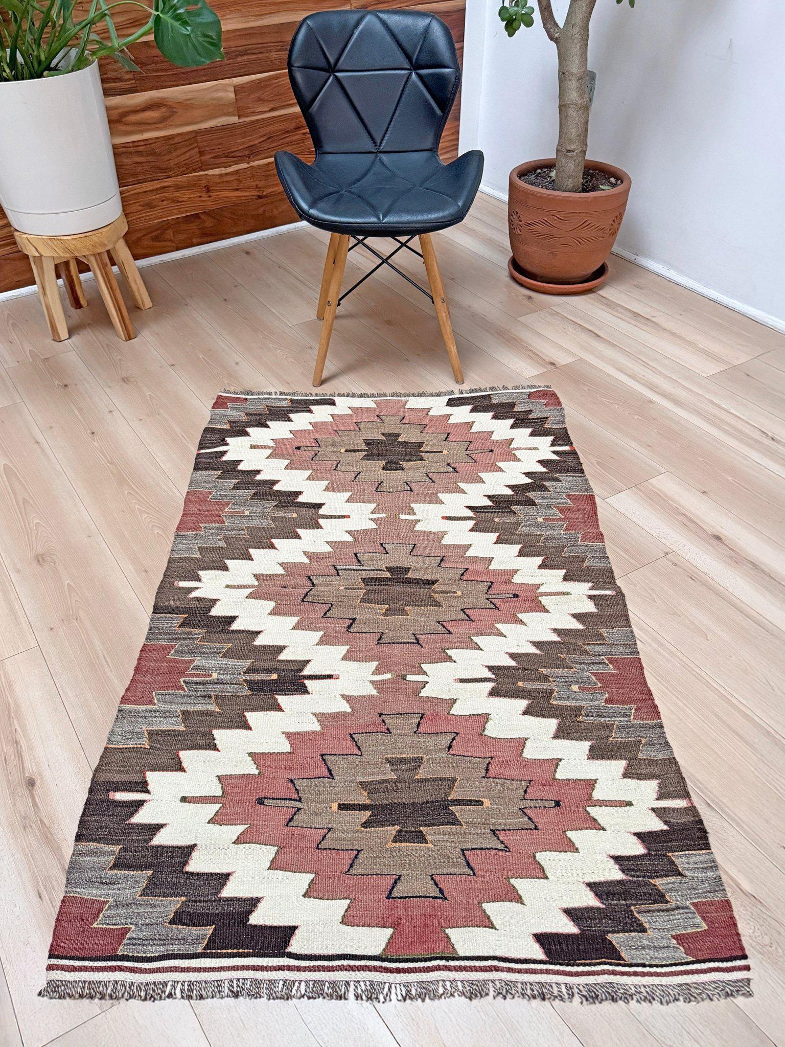 Elfenbein & Taupe Mut Kilim - • Türkischer Flachgewebeteppich im Navajo-Stil (3'x5') (Kelim) im Angebot