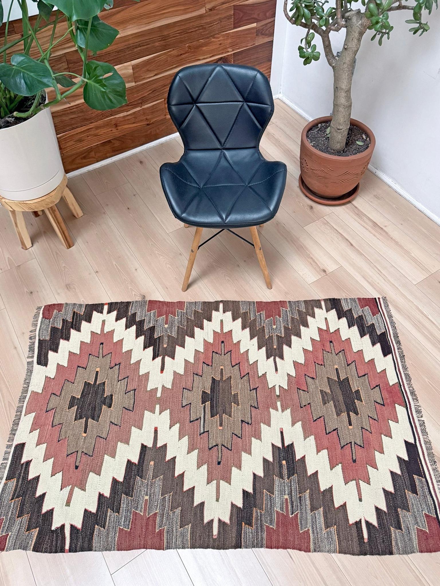 Elfenbein & Taupe Mut Kilim - • Türkischer Flachgewebeteppich im Navajo-Stil (3'x5') (Handgewebt) im Angebot