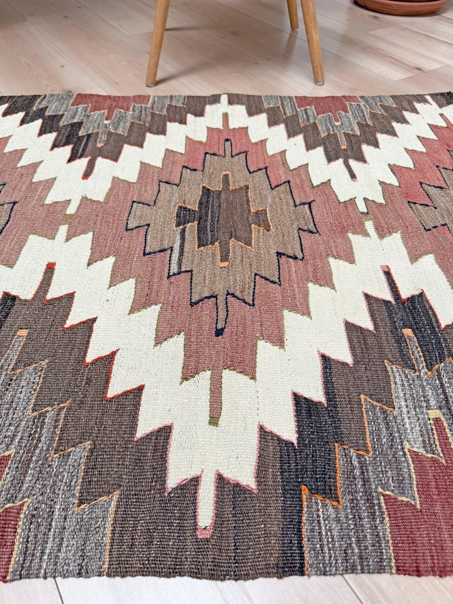 Elfenbein & Taupe Mut Kilim - • Türkischer Flachgewebeteppich im Navajo-Stil (3'x5') im Zustand „Hervorragend“ im Angebot in Burlingame, CA