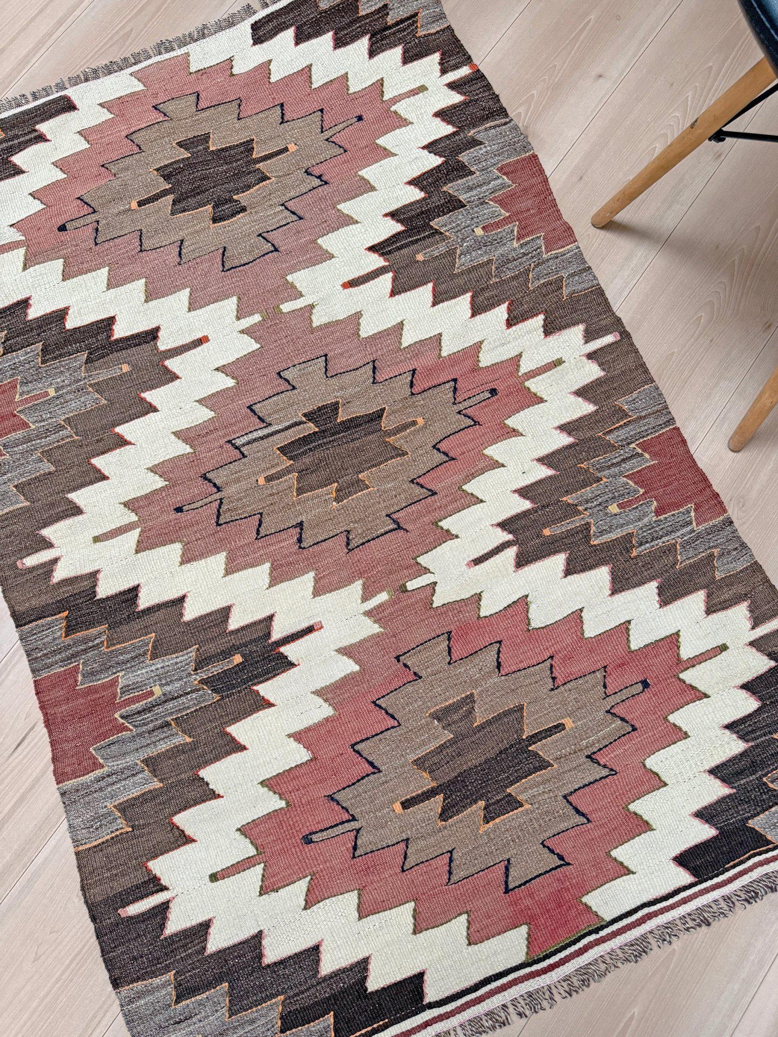 Elfenbein & Taupe Mut Kilim - • Türkischer Flachgewebeteppich im Navajo-Stil (3'x5') (Ende des 20. Jahrhunderts) im Angebot