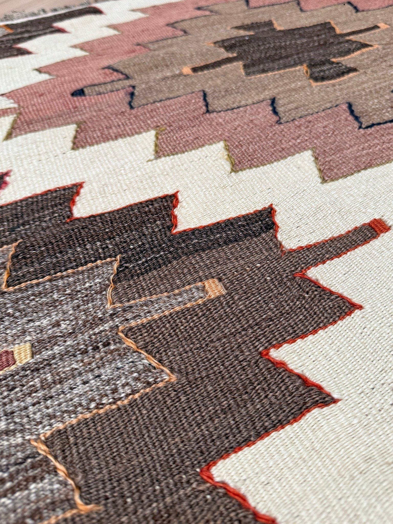 Elfenbein & Taupe Mut Kilim - • Türkischer Flachgewebeteppich im Navajo-Stil (3'x5') (Wolle) im Angebot