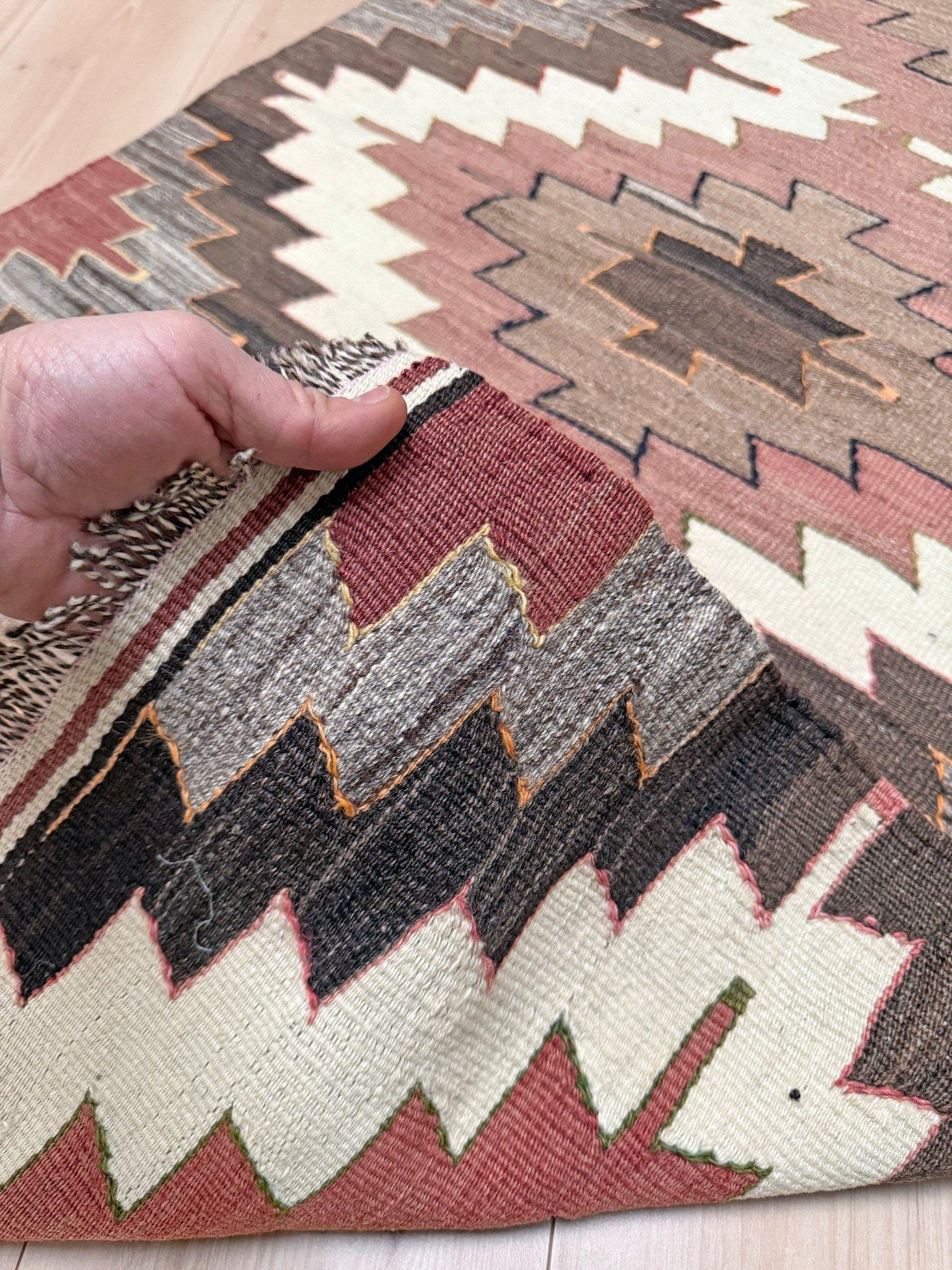 Elfenbein & Taupe Mut Kilim - • Türkischer Flachgewebeteppich im Navajo-Stil (3'x5') im Angebot 1