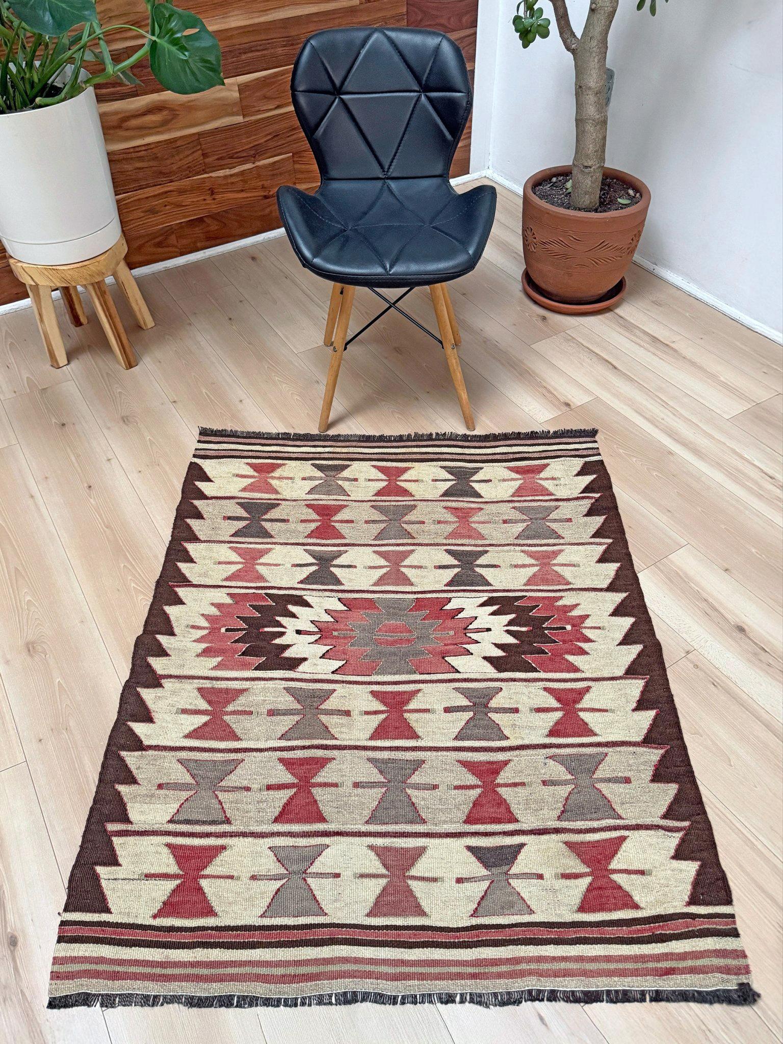 Turc Kilim Mut ivoire et taupe • Tapis tribal turc à tissage plat de style Navajo (3'x4') en vente