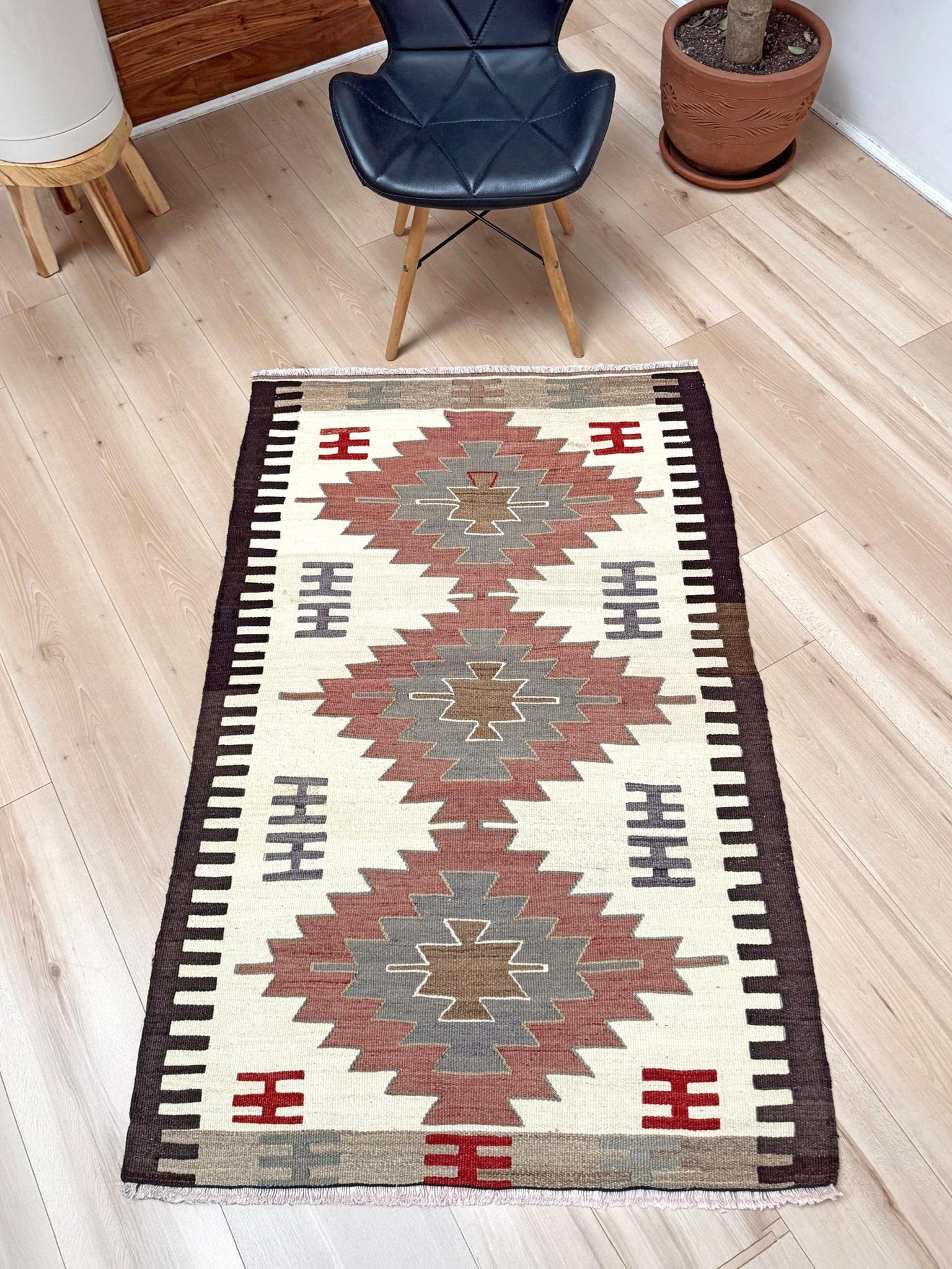 Turc Kilim Mut ivoire et taupe • Tapis tribal turc à tissage plat de style Navajo (3'x4') en vente