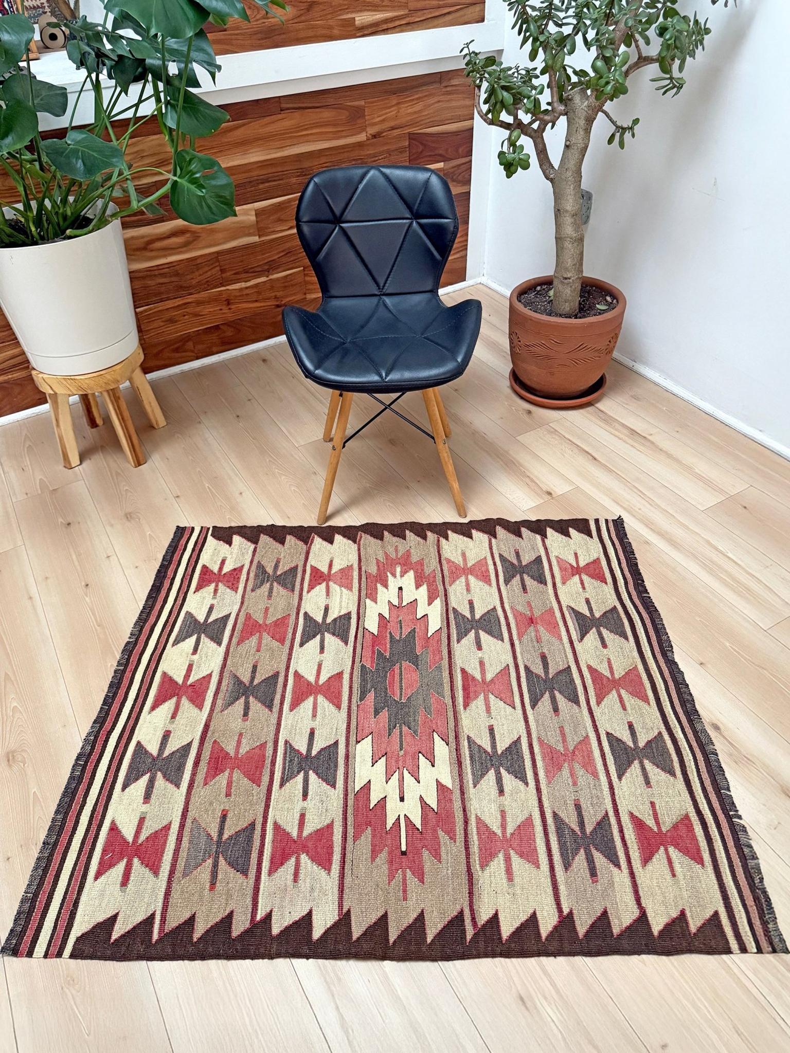 Tessuto a mano Kilim mut avorio e taupe - Tappeto tribale turco a tessitura piatta in stile Navajo (3'x4') in vendita