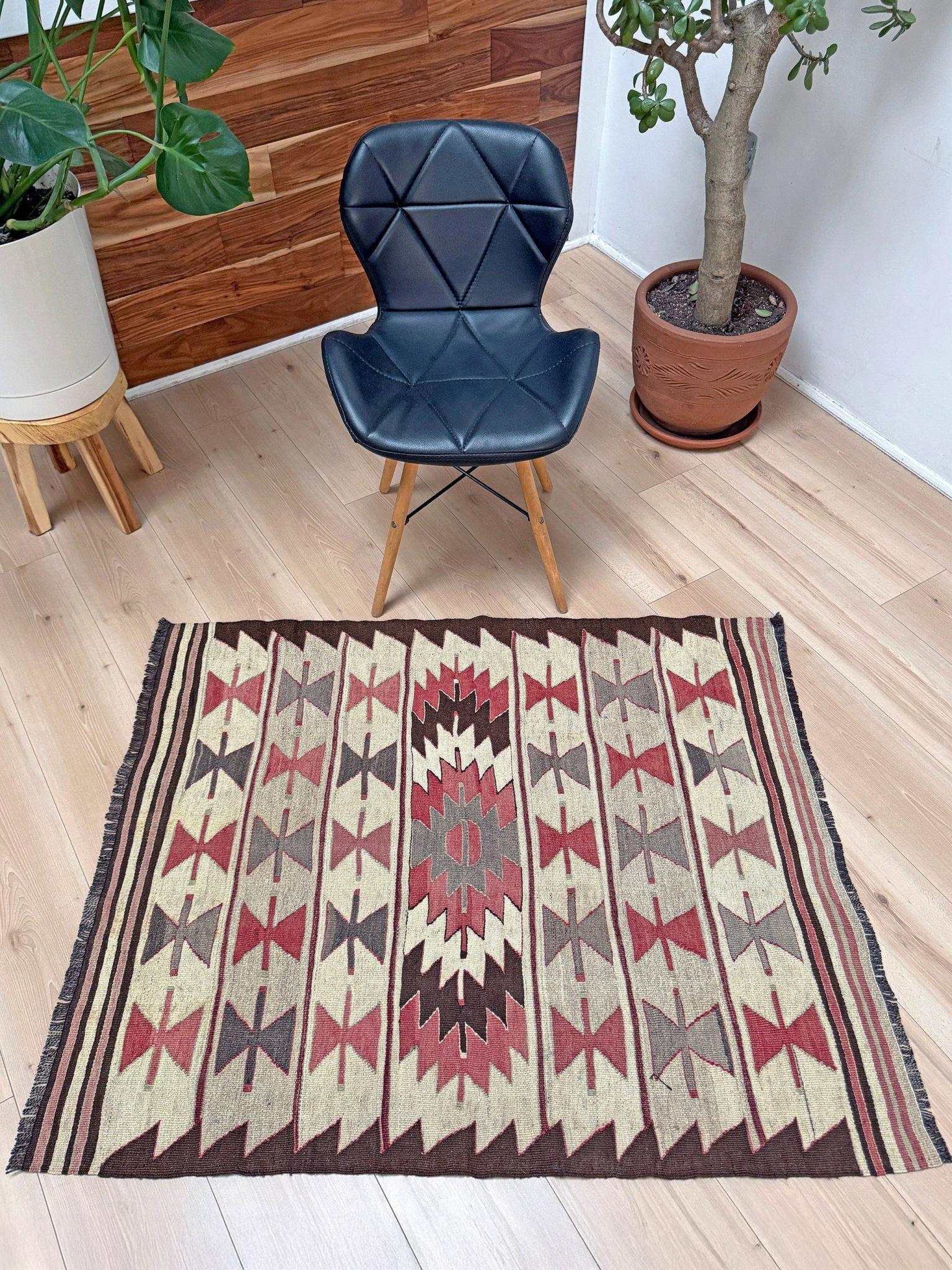 Tissé à la main Kilim Mut ivoire et taupe • Tapis tribal turc à tissage plat de style Navajo (3'x4') en vente