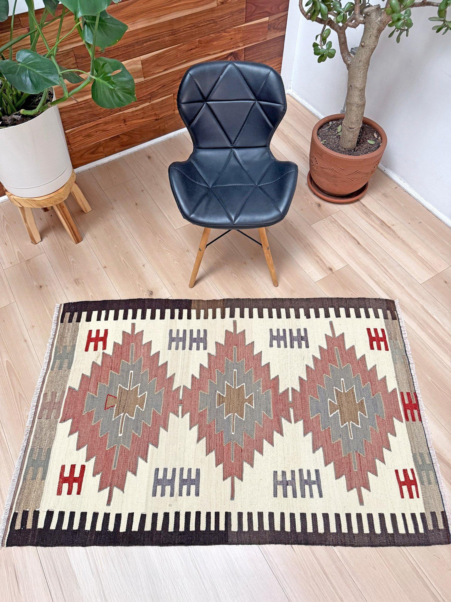 Tissé à la main Kilim Mut ivoire et taupe • Tapis tribal turc à tissage plat de style Navajo (3'x4') en vente