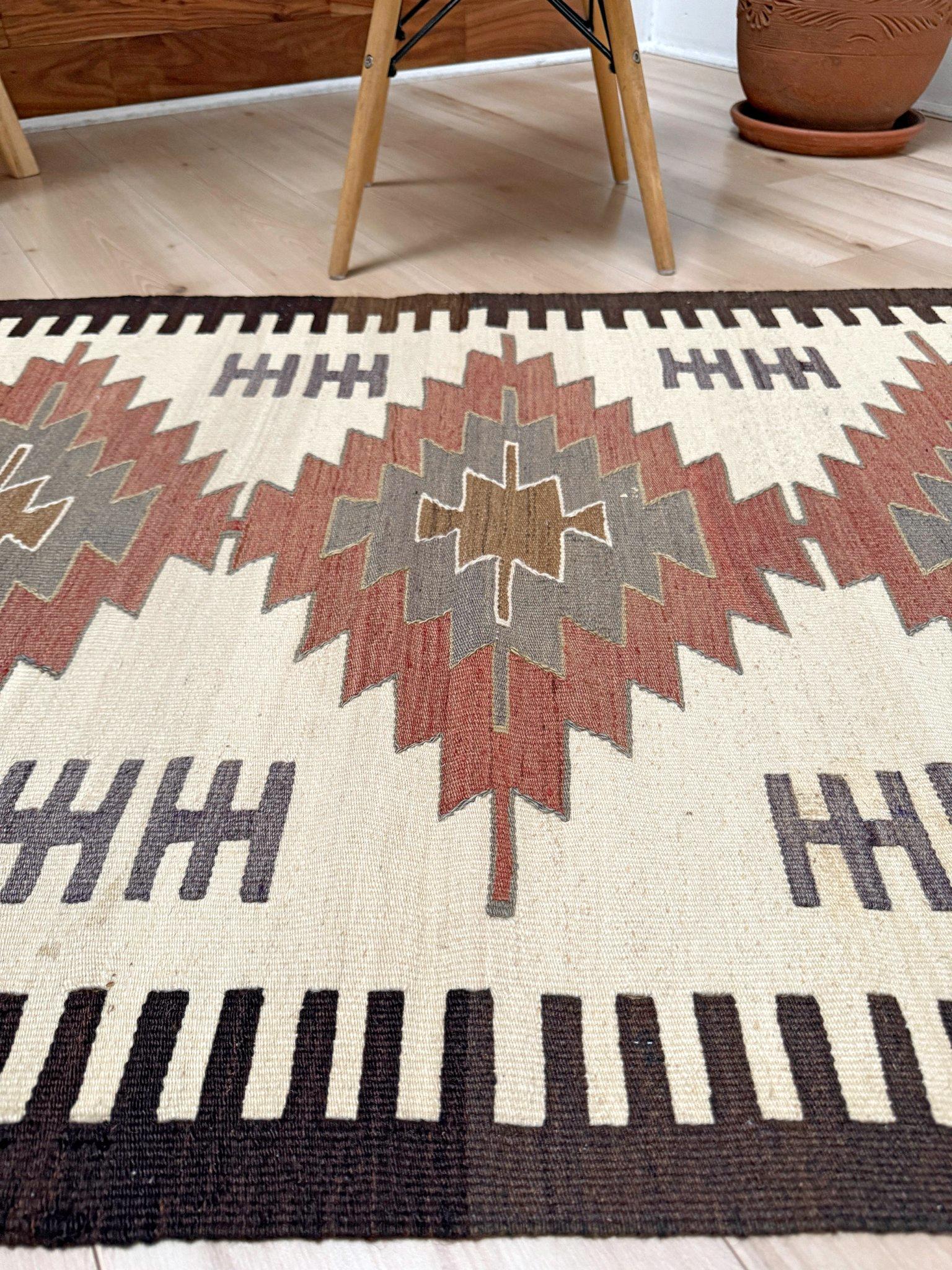 Kilim Mut ivoire et taupe • Tapis tribal turc à tissage plat de style Navajo (3'x4') Excellent état - En vente à Burlingame, CA