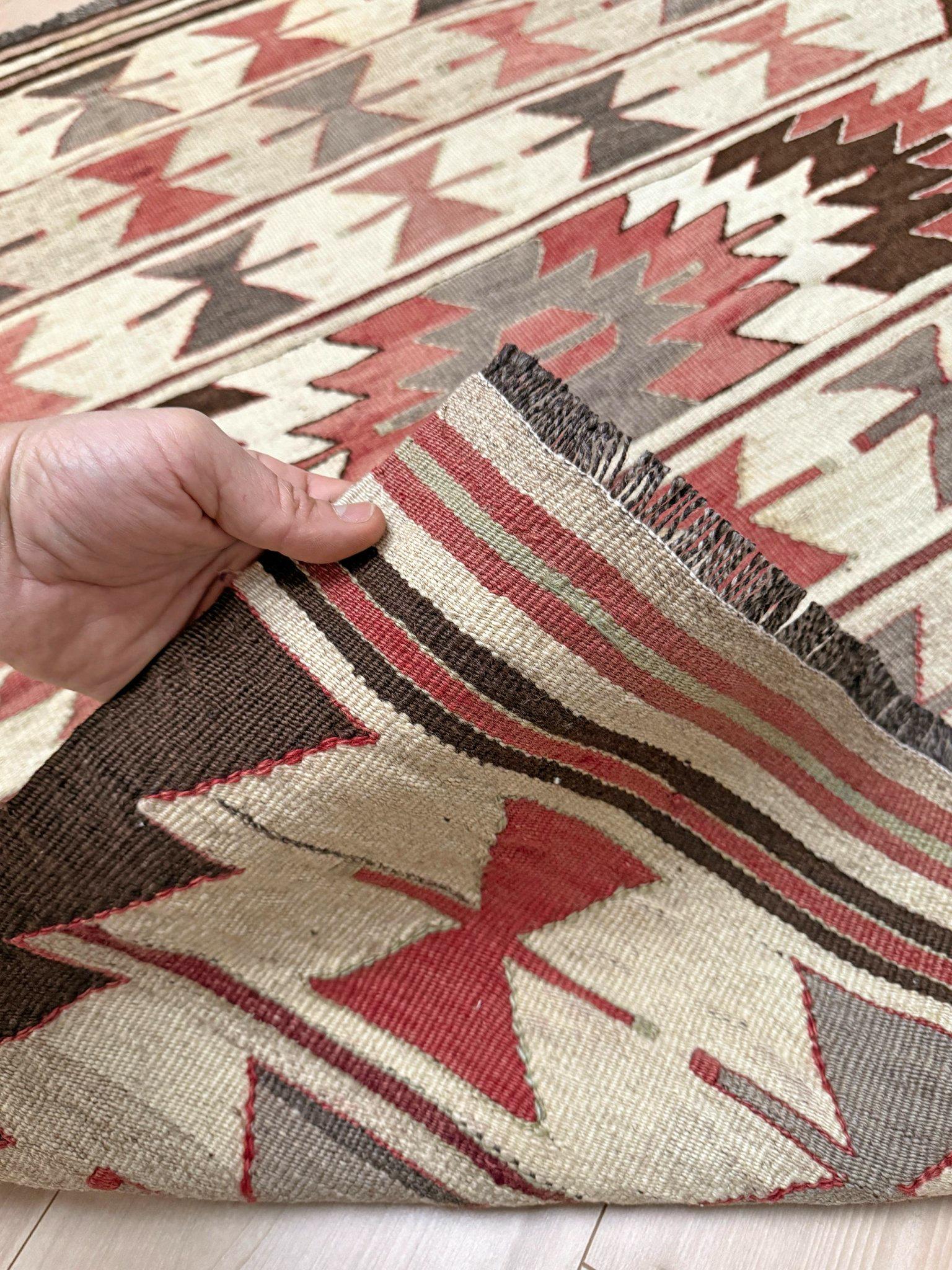 Laine Kilim Mut ivoire et taupe • Tapis tribal turc à tissage plat de style Navajo (3'x4') en vente