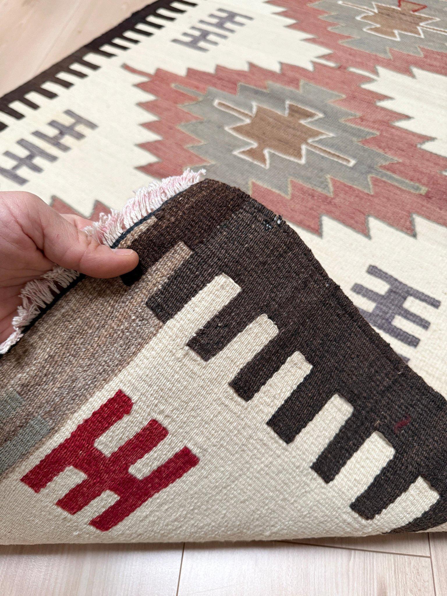 Laine Kilim Mut ivoire et taupe • Tapis tribal turc à tissage plat de style Navajo (3'x4') en vente