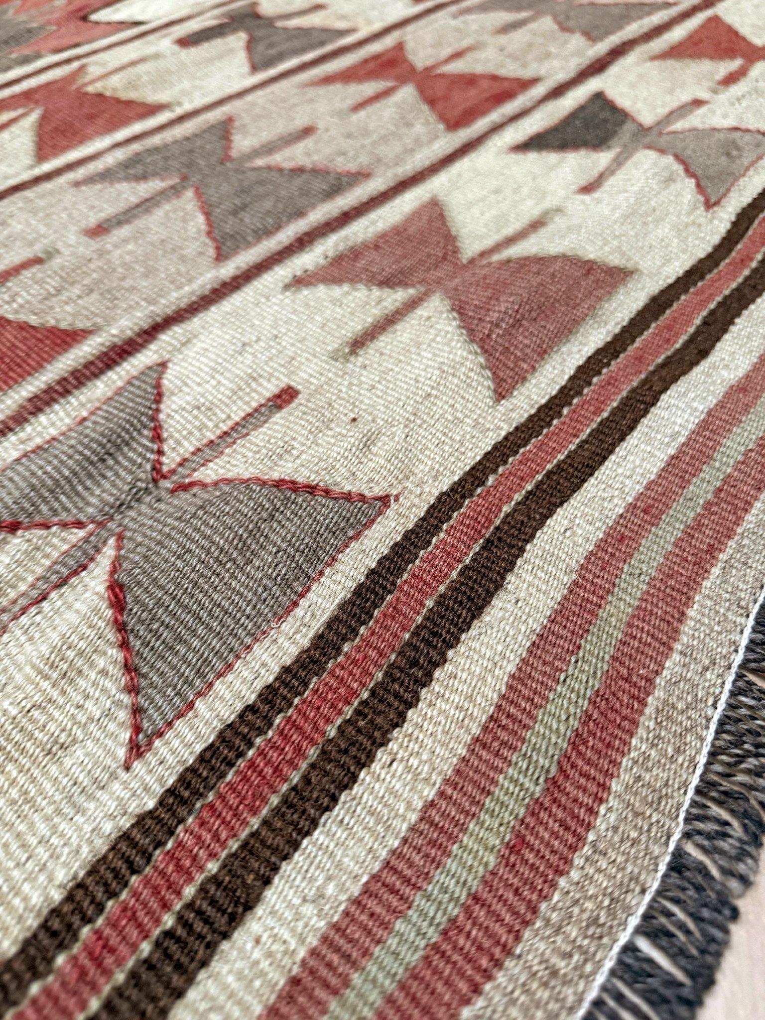 Kilim Mut ivoire et taupe • Tapis tribal turc à tissage plat de style Navajo (3'x4') en vente 1