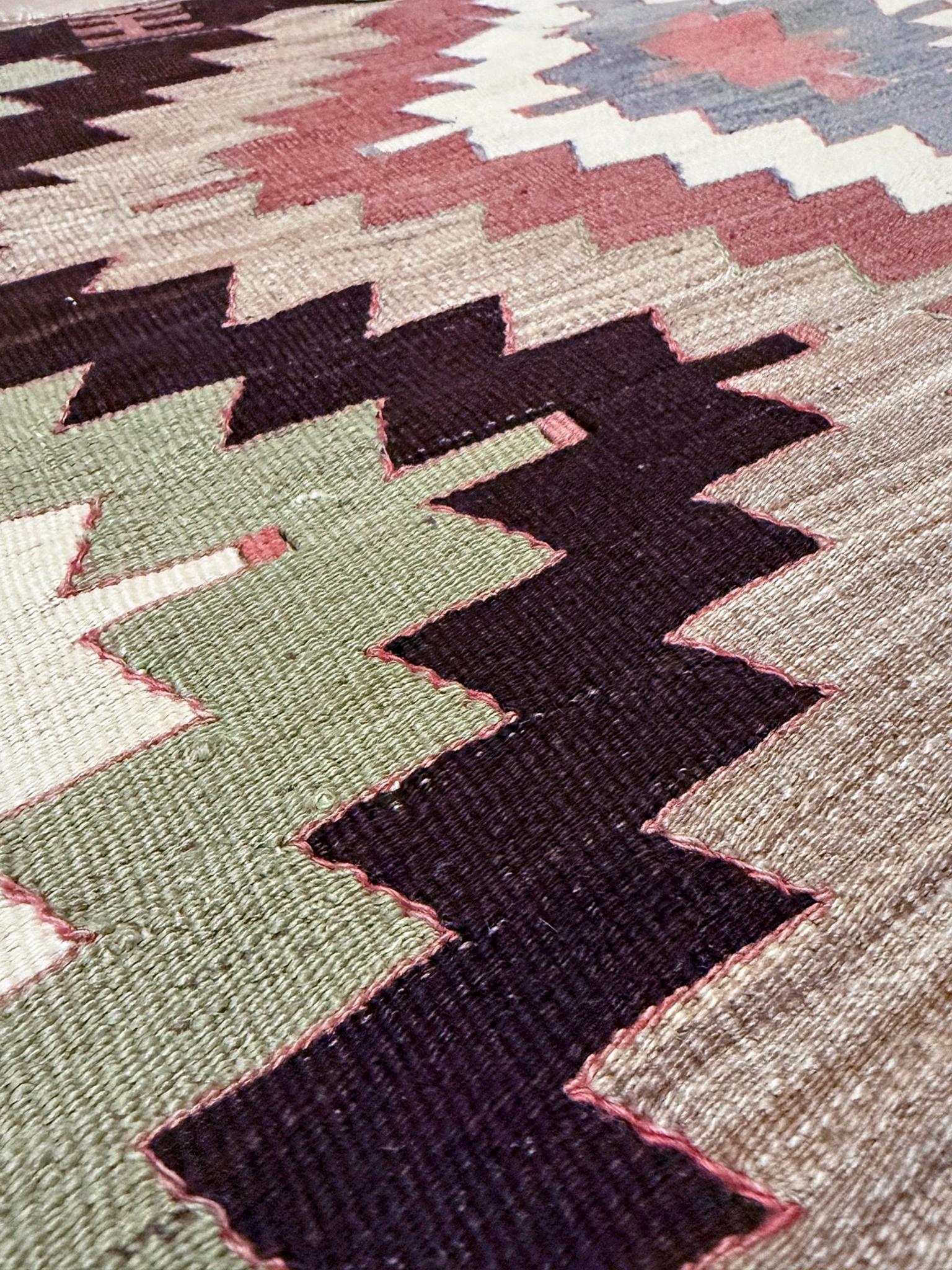 Dieser in der südtürkischen Region Mut handgewebte Kelim aus der Mitte des Jahrhunderts weist das klassische Stufenrautenformat auf, das sowohl mit zentralanatolischen Flachgeweben als auch mit dem geometrischen Design der Navajo assoziiert wird.