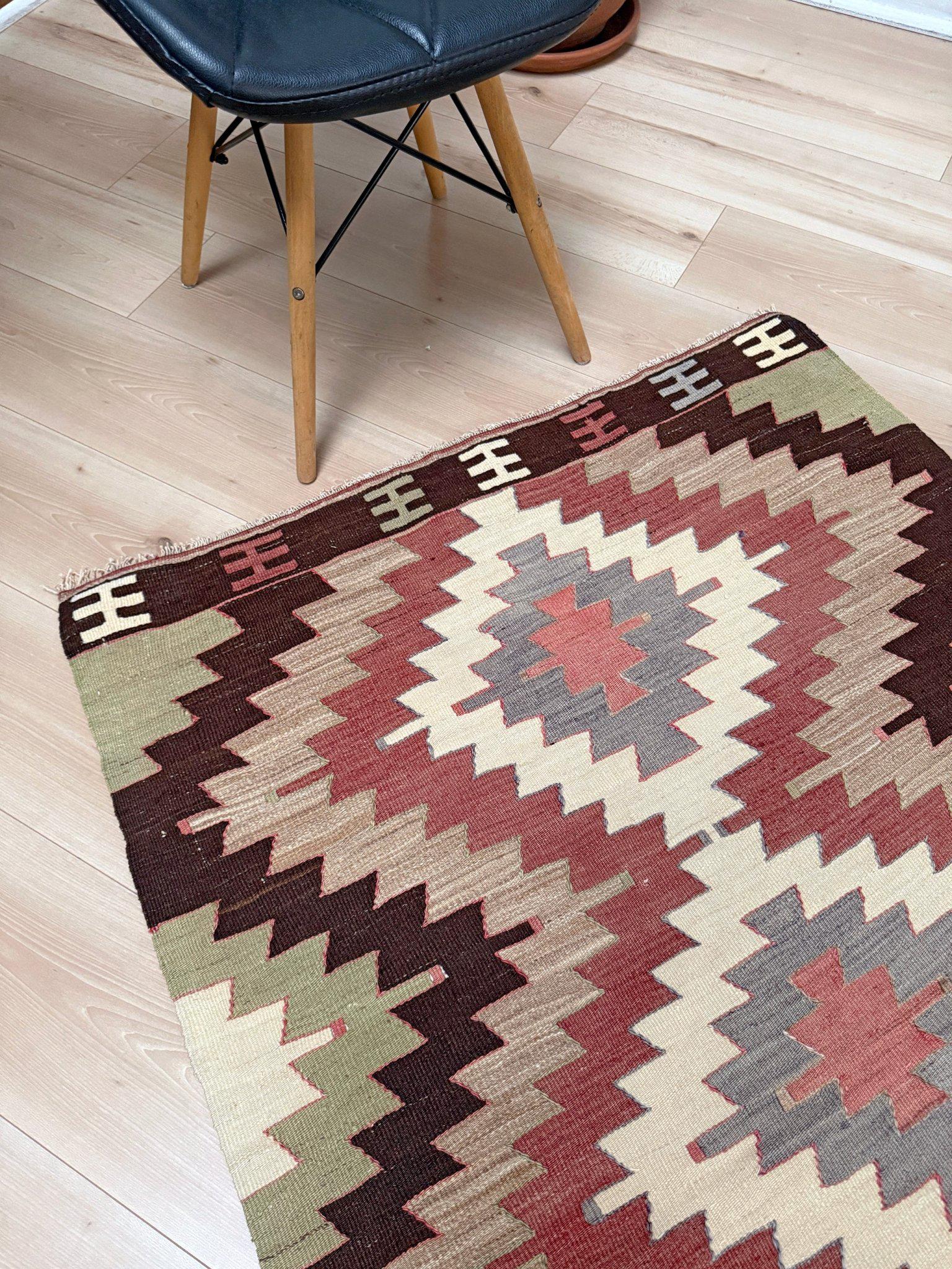 Elfenbein & Terrakotta Mut Kilim - • Navajo-Stil Stammes-Flachgewebe-Teppich (4'x6') (Türkisch) im Angebot