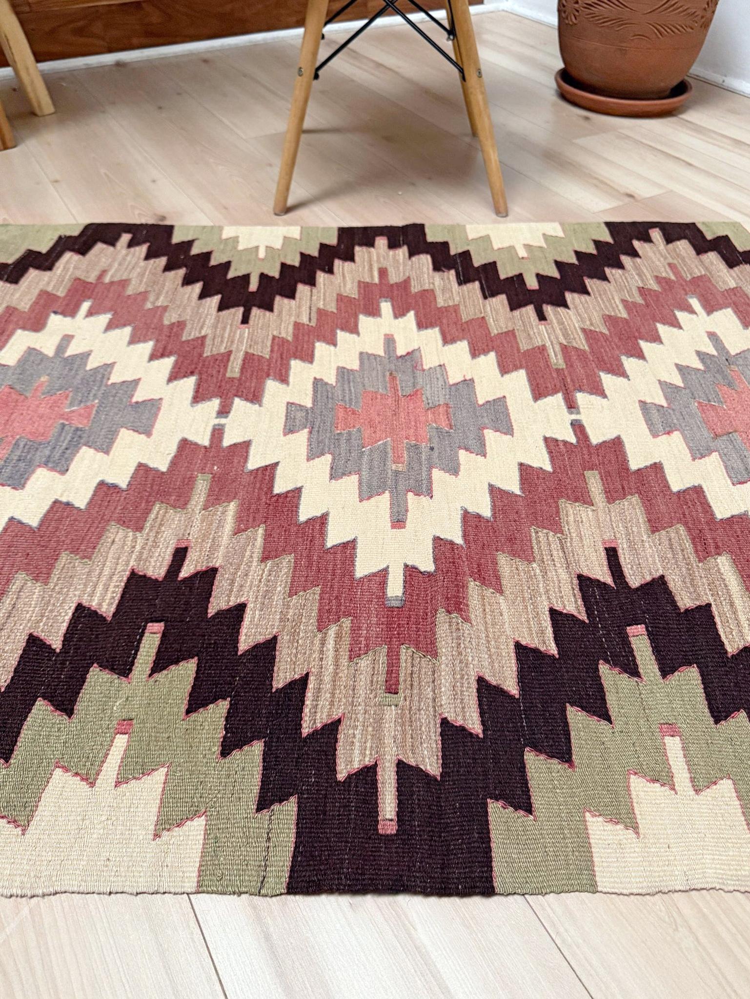 Elfenbein & Terrakotta Mut Kilim - • Navajo-Stil Stammes-Flachgewebe-Teppich (4'x6') im Zustand „Gut“ im Angebot in Burlingame, CA