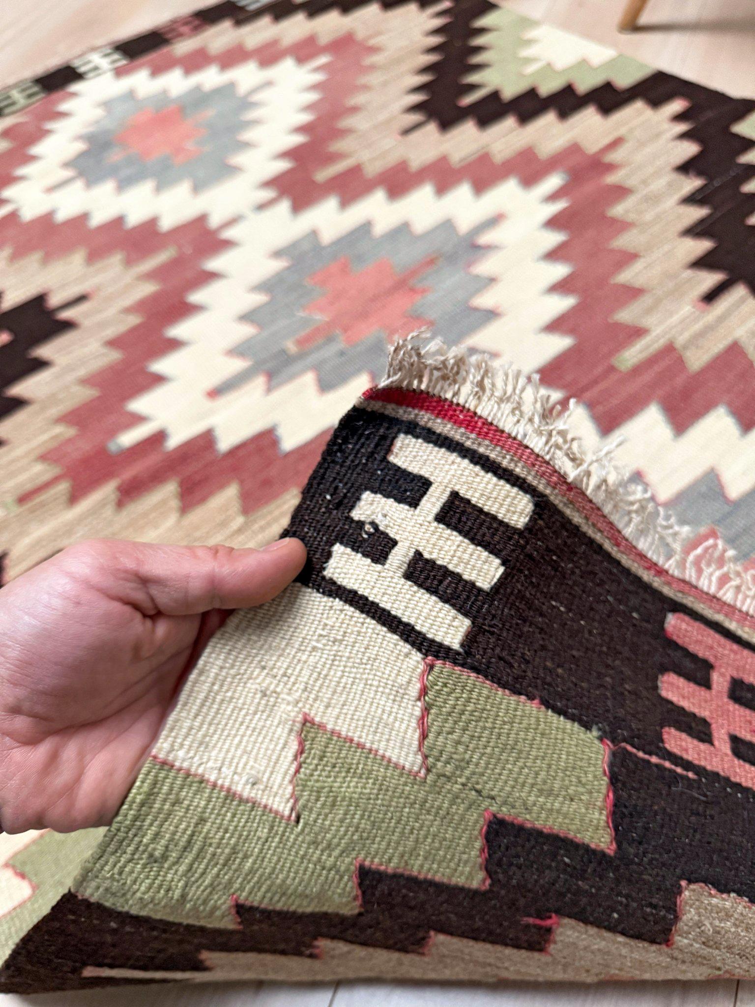Elfenbein & Terrakotta Mut Kilim - • Navajo-Stil Stammes-Flachgewebe-Teppich (4'x6') im Angebot 1