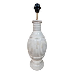 Lampe de table couleur ivoire, avec un pied nervuré et une base en gradins