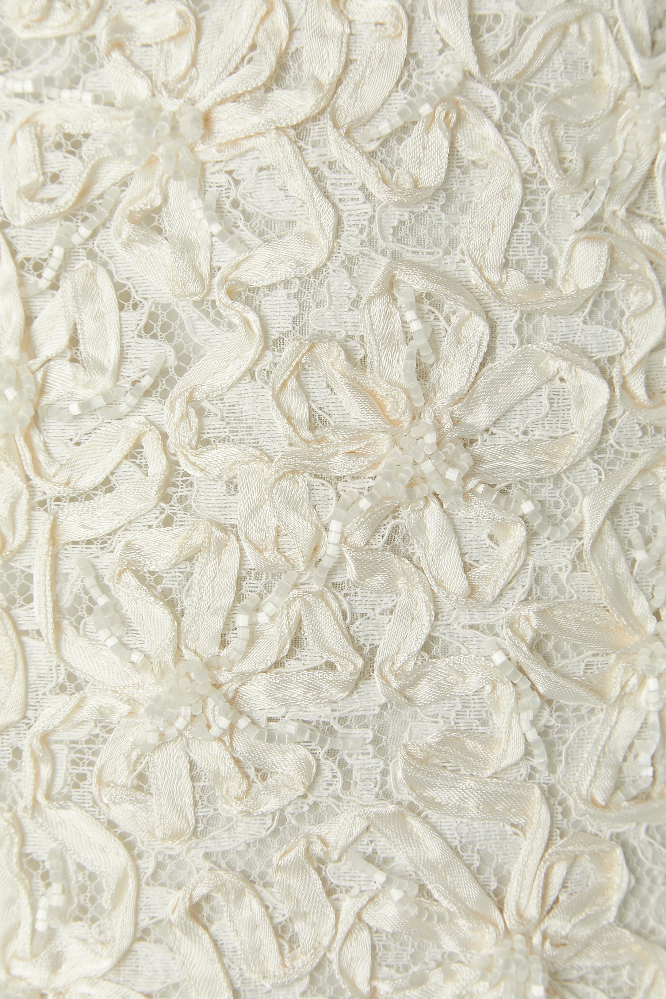 Beige Ensemble de mariée ivoire avec top et jupe brodés de rubans et perles en vente
