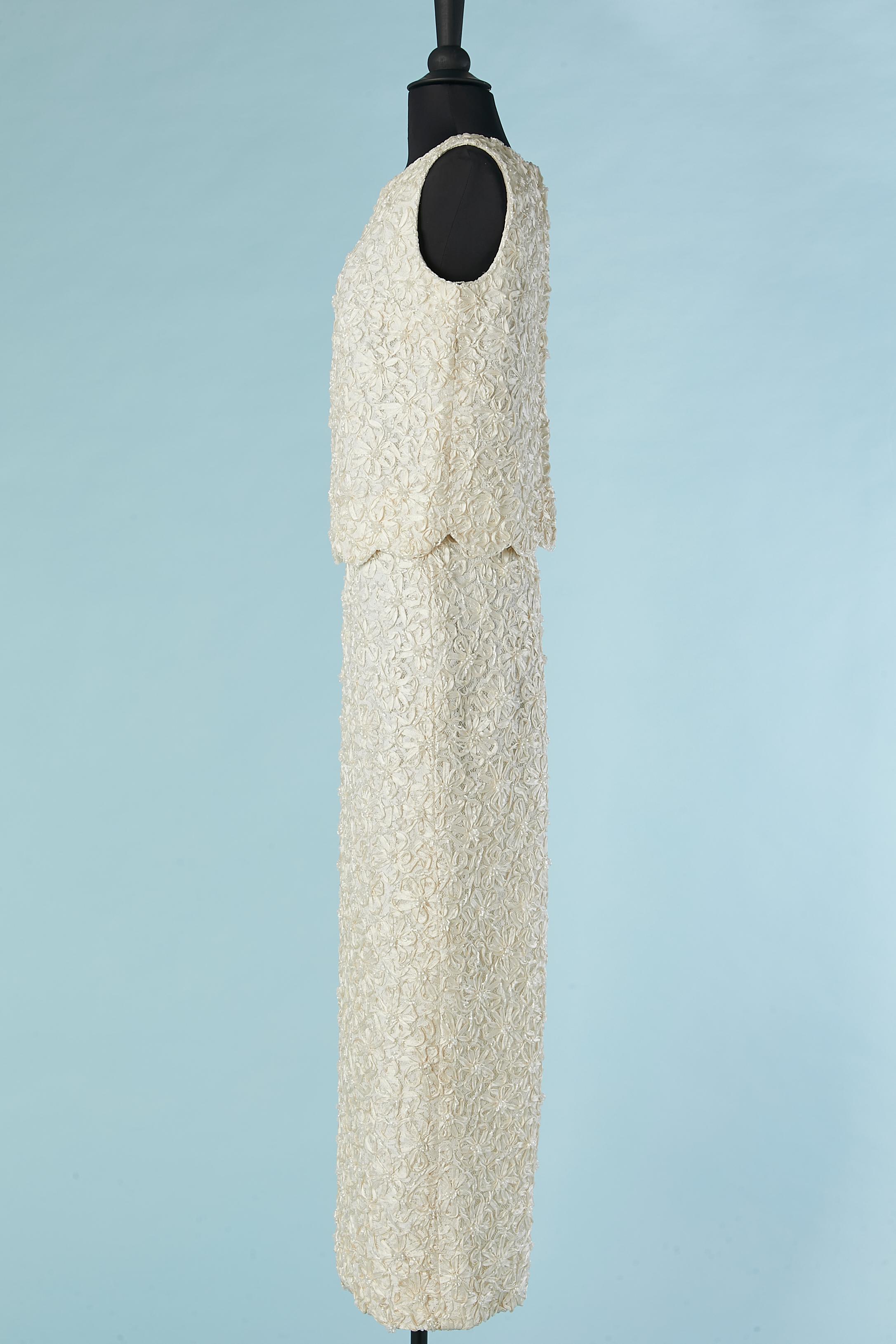 Ensemble de mariée ivoire avec top et jupe brodés de rubans et perles Pour femmes en vente
