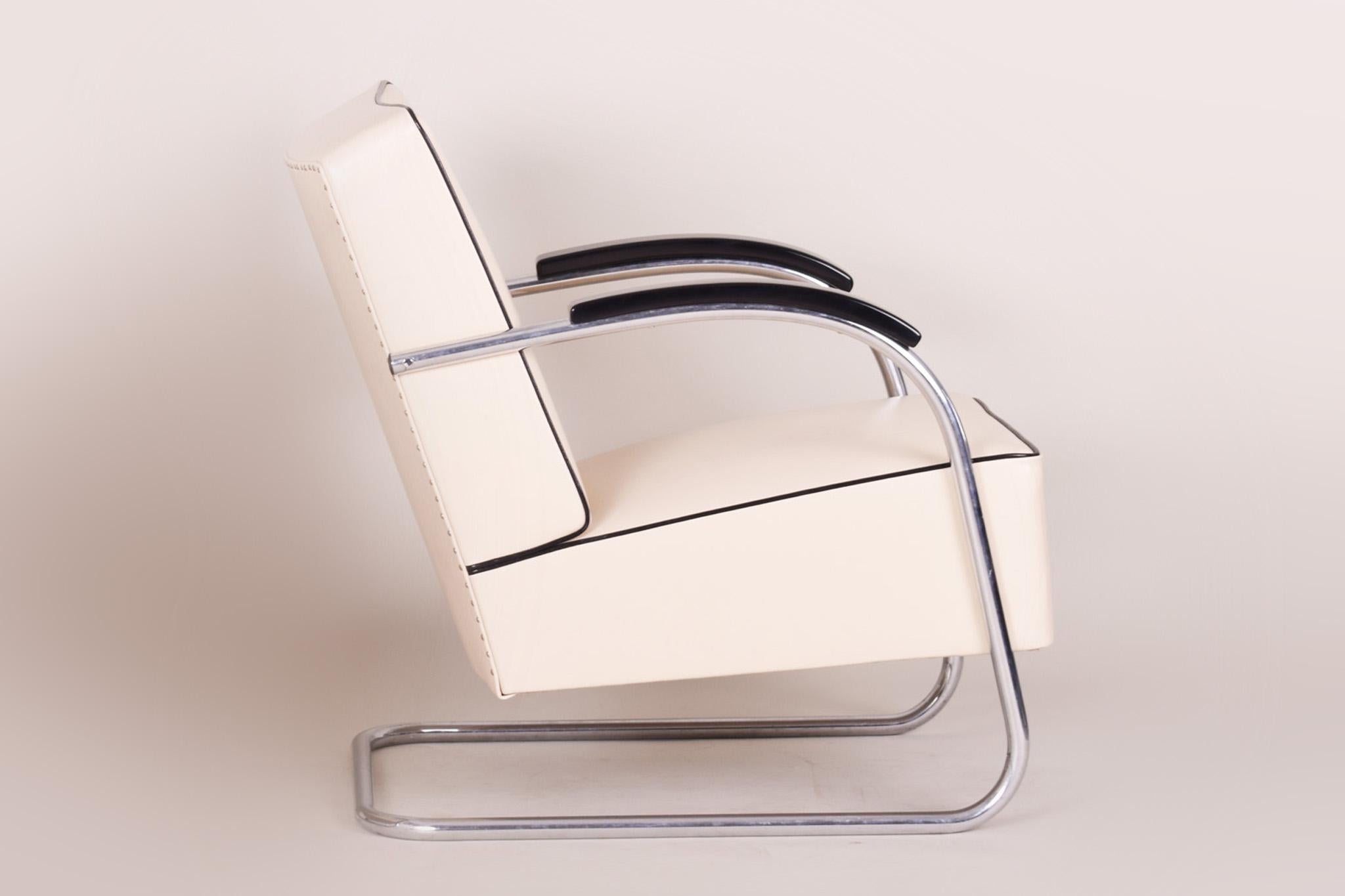 „Made by Mcke Melder, einem einflussreichen modernistischen Möbelhersteller, der sich auf Stahlrohrdesigns spezialisiert hatte. 

Es wurde nach dem ursprünglichen Verfahren von unserem professionellen Restaurierungsteam in Tschechien restauriert und