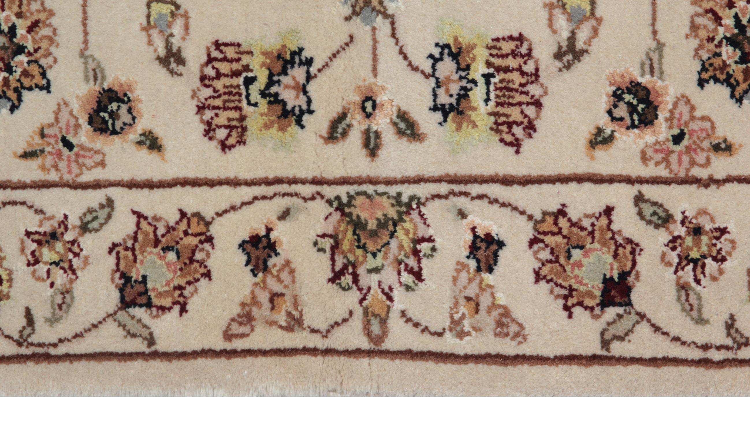Ce tapis indien tissé à la main est un tapis Sultanabad de style Ziegler, fabriqué sur nos métiers par nos maîtres tisserands en Inde. Ces tapis orientaux faits main sont fabriqués avec des teintures végétales entièrement naturelles et de la laine