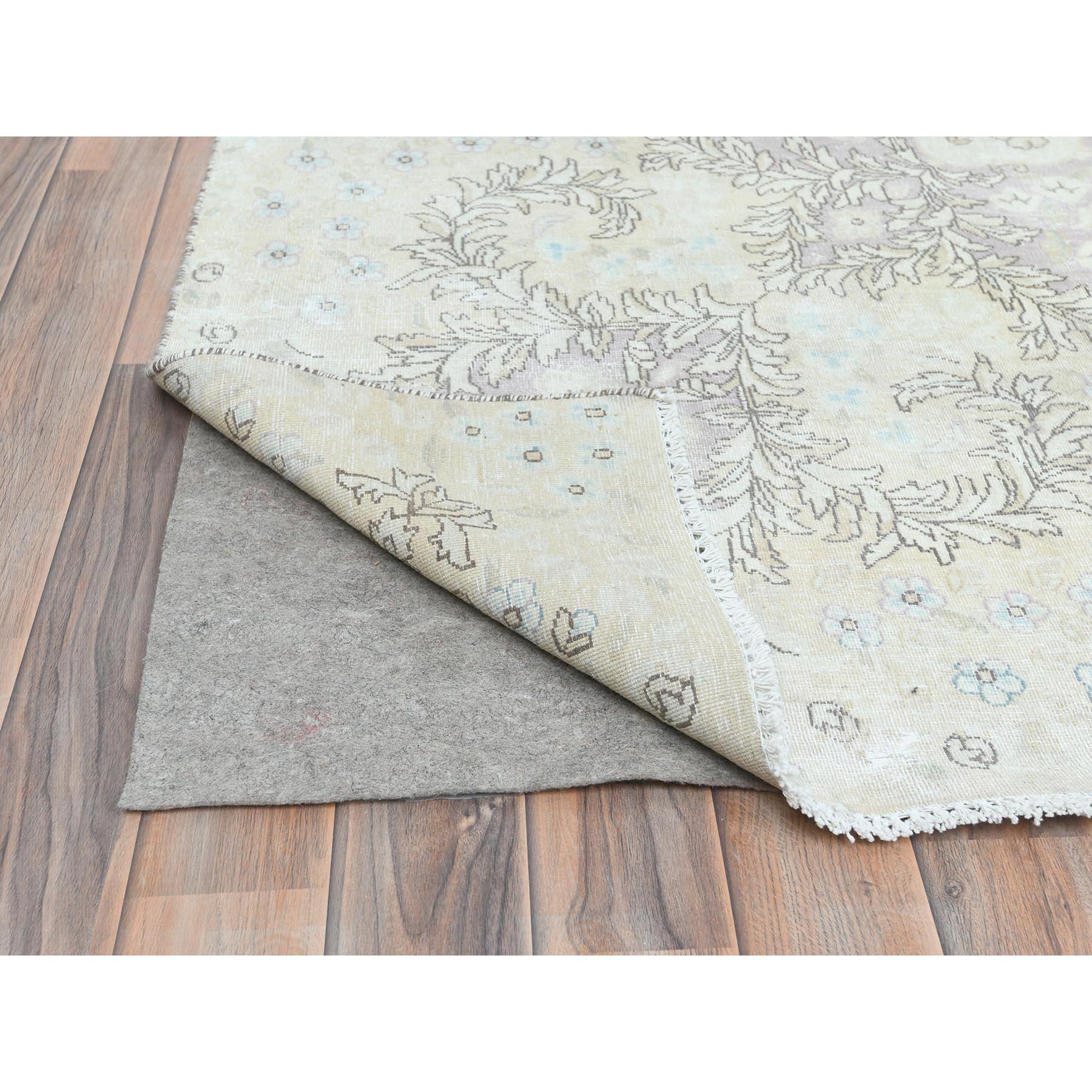 Noué à la main Tapis persan vintage ivoire Kerman Abrash en laine usée et nouée à la main, à l'aspect vieilli en vente