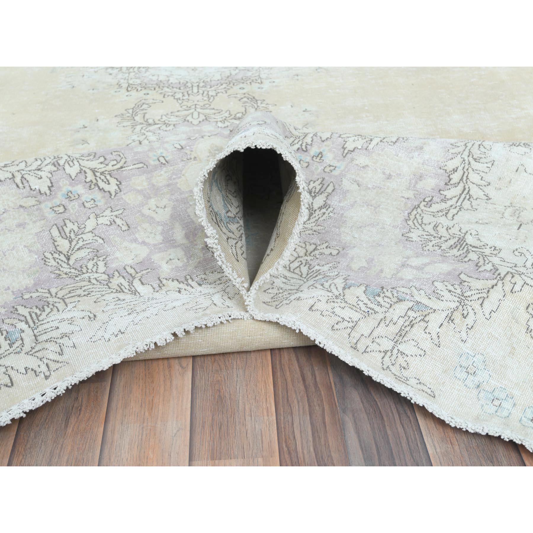 Tapis persan vintage ivoire Kerman Abrash en laine usée et nouée à la main, à l'aspect vieilli Bon état - En vente à Carlstadt, NJ