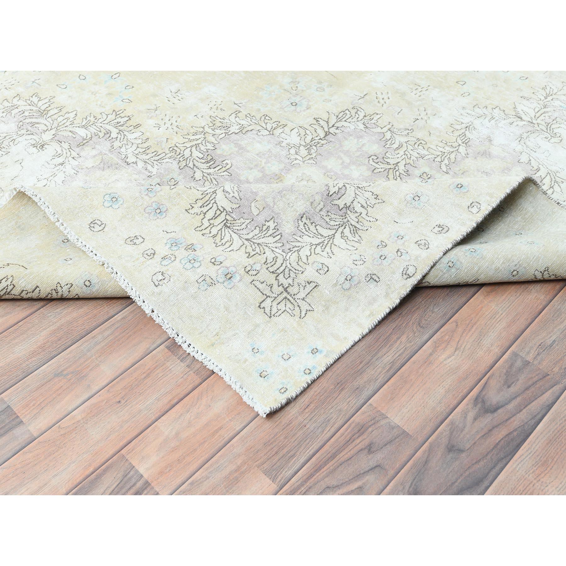 Milieu du XXe siècle Tapis persan vintage ivoire Kerman Abrash en laine usée et nouée à la main, à l'aspect vieilli en vente