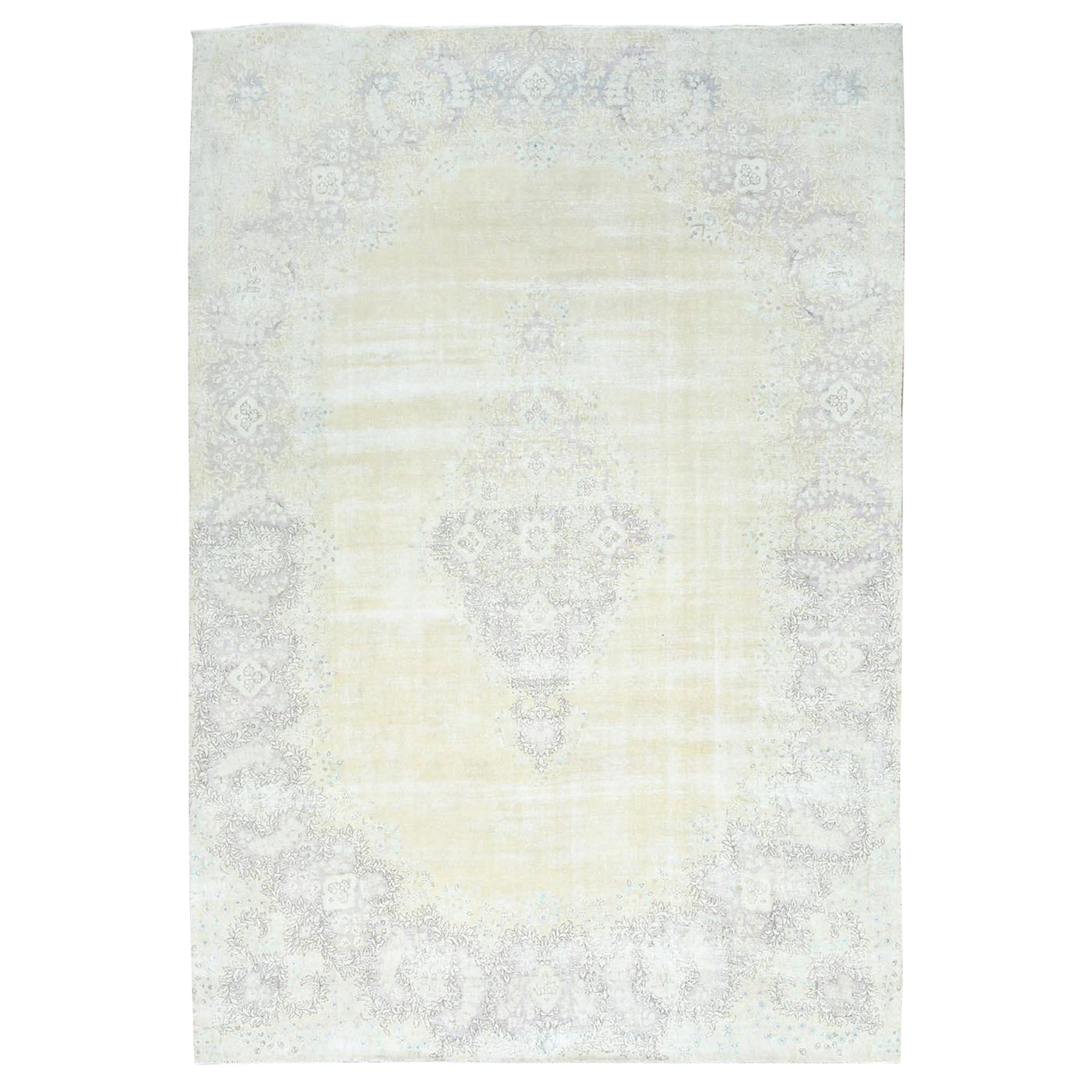 Tapis persan vintage ivoire Kerman Abrash en laine usée et nouée à la main, à l'aspect vieilli en vente