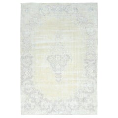Tapis persan vintage ivoire Kerman Abrash en laine usée et nouée à la main, à l'aspect vieilli