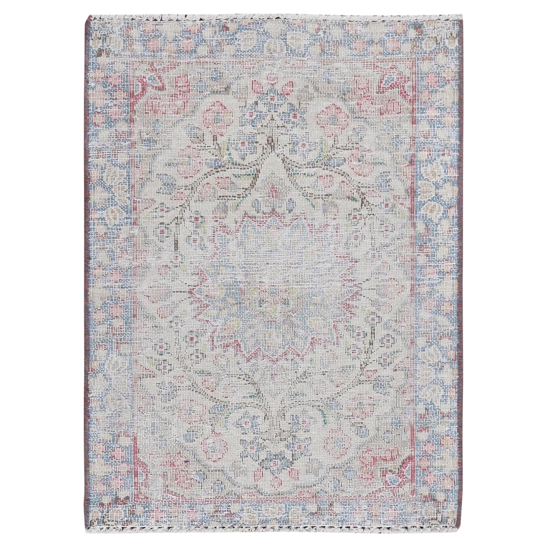 Tapis persan vintage Kerman ivoire noué à la main, en laine usée et vieillie, tondu à la main