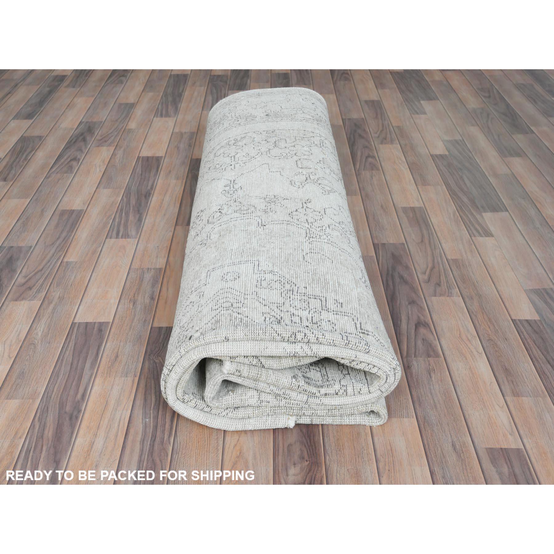 Handgeknüpfter persischer Vintage-Teppich aus dünner handgeknüpfter Distressed-Woll in Elfenbein mit persischem Täbris im Angebot 3