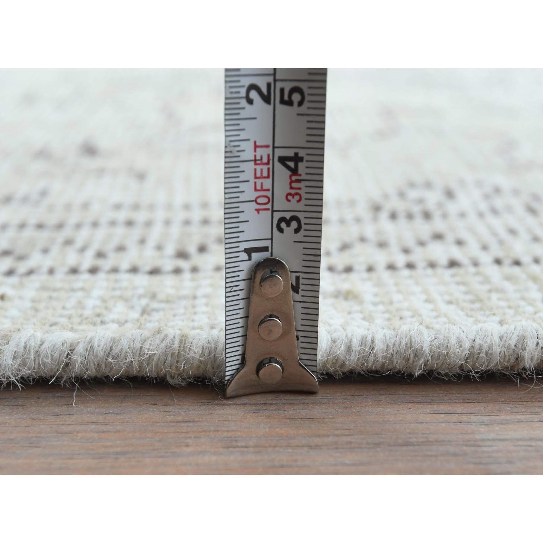 Handgeknüpfter persischer Vintage-Teppich aus dünner handgeknüpfter Distressed-Woll in Elfenbein mit persischem Täbris im Angebot 4